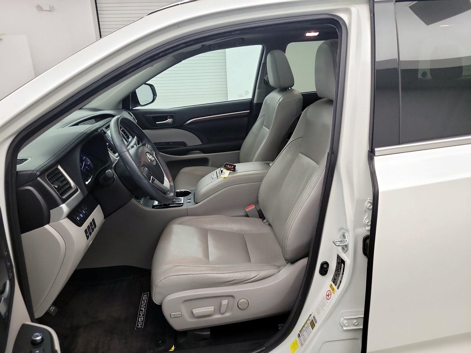 Thumbnail: 2016 Toyota Highlander - 9