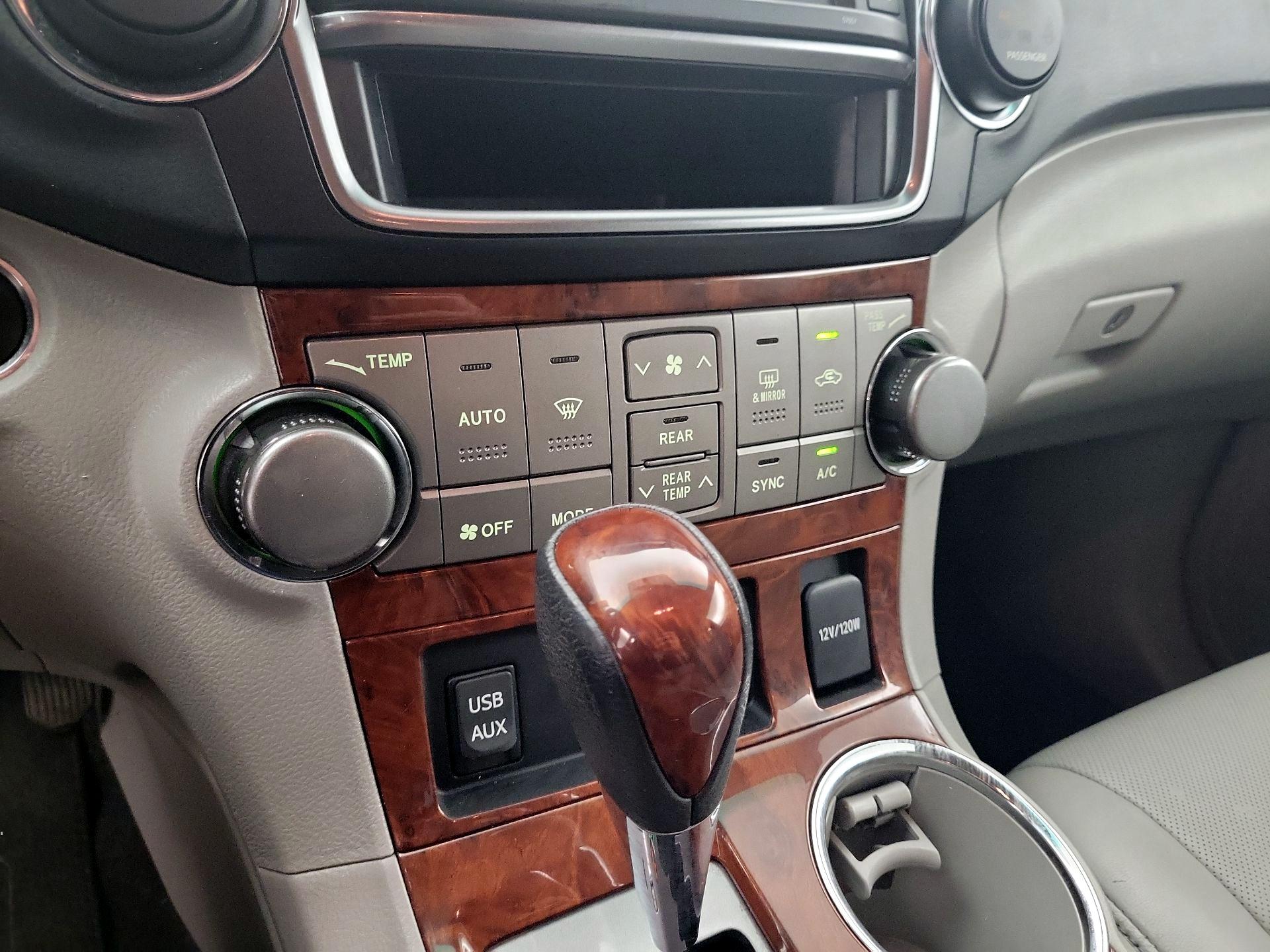Thumbnail: 2013 Toyota Highlander - 16
