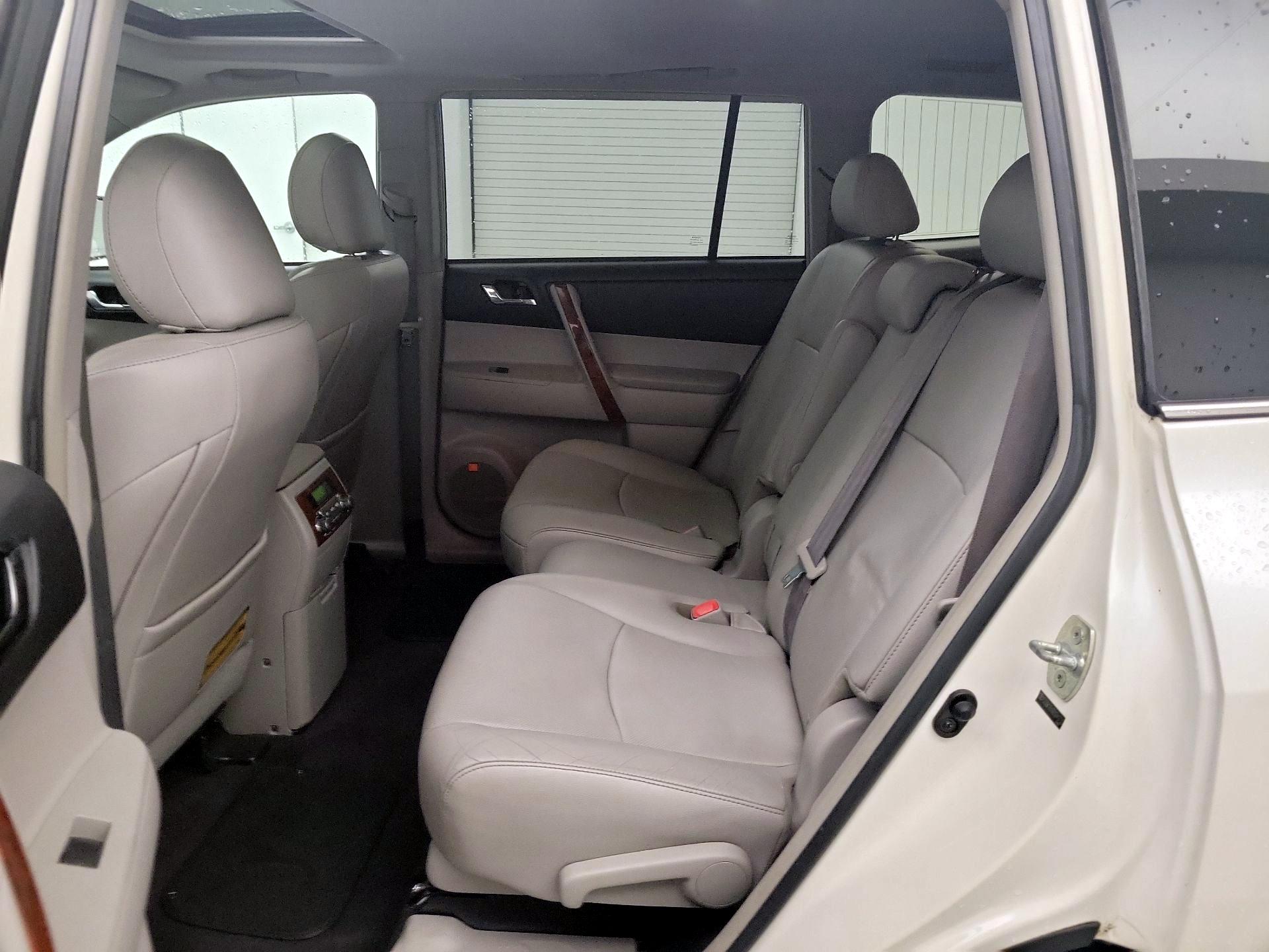 Thumbnail: 2013 Toyota Highlander - 20