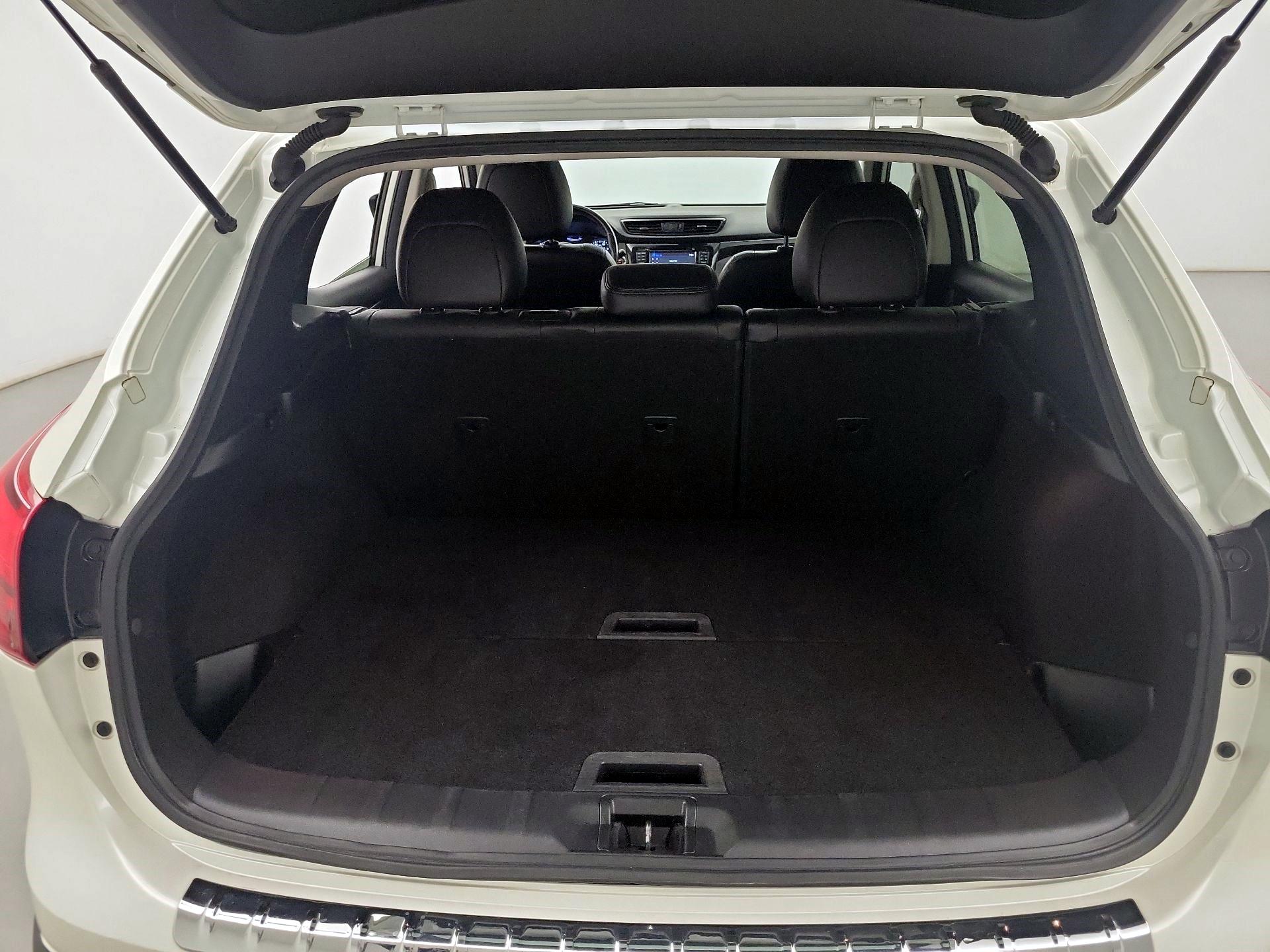 Thumbnail: 2017 Nissan Rogue Sport - 20