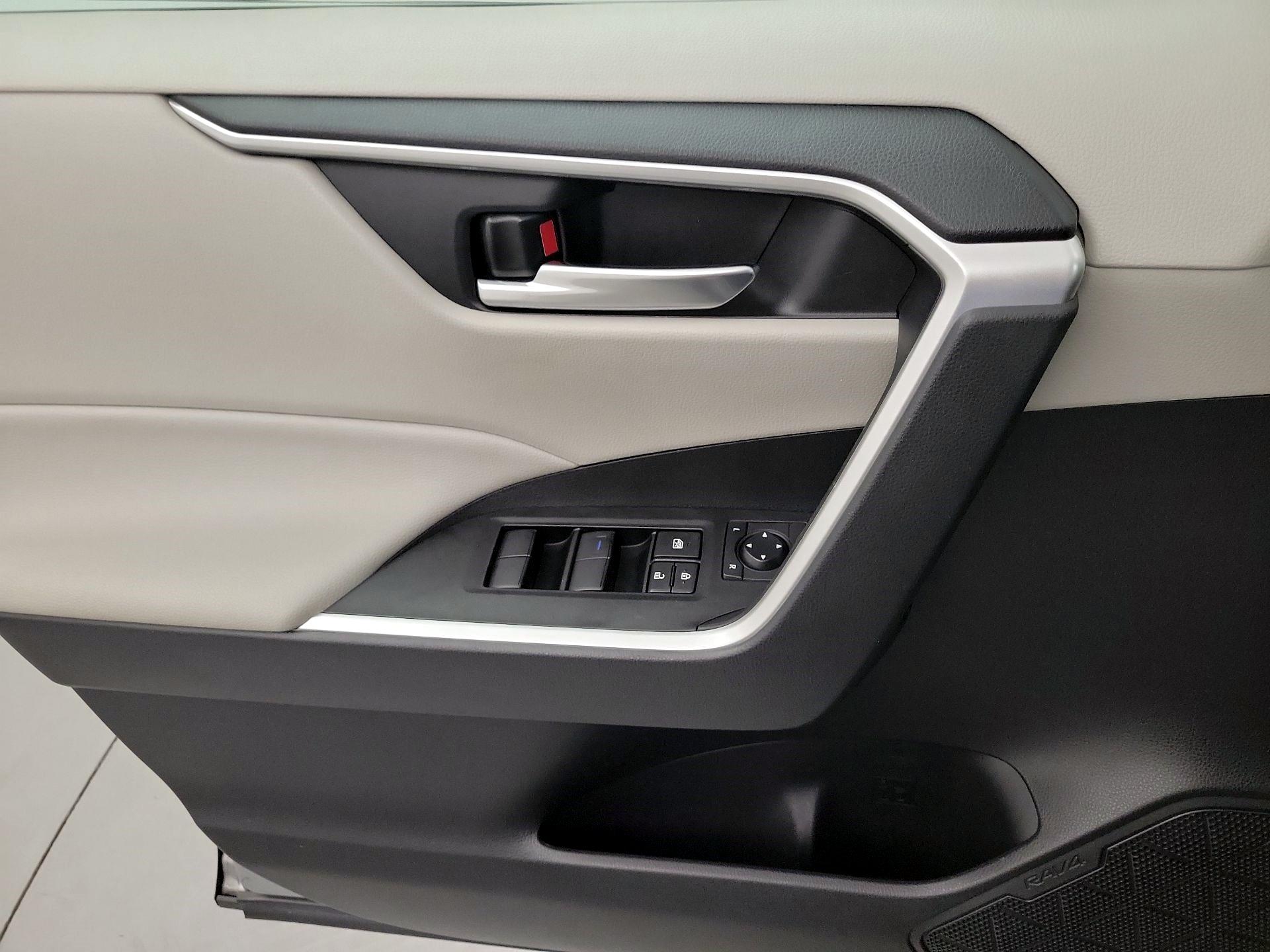 Thumbnail: 2021 Toyota RAV4 - 10