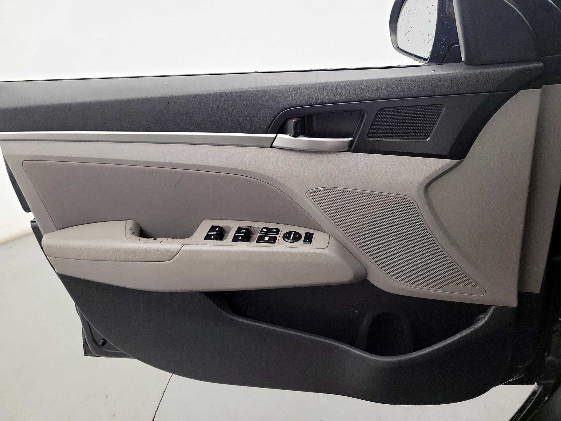 Thumbnail: 2020 Hyundai Elantra - 10