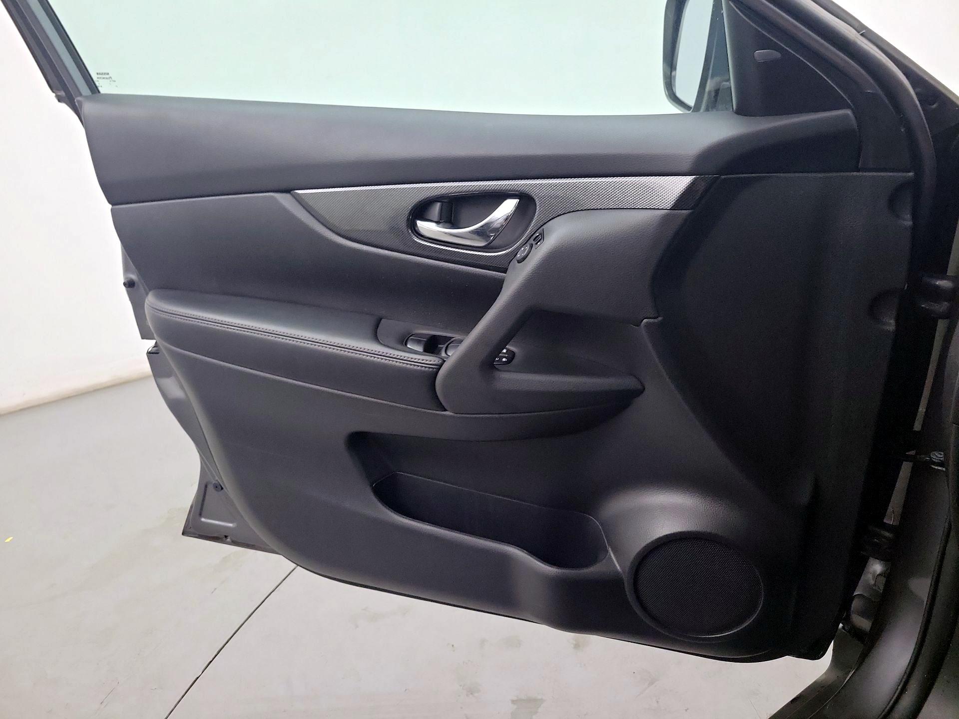 Thumbnail: 2016 Nissan Rogue - 10
