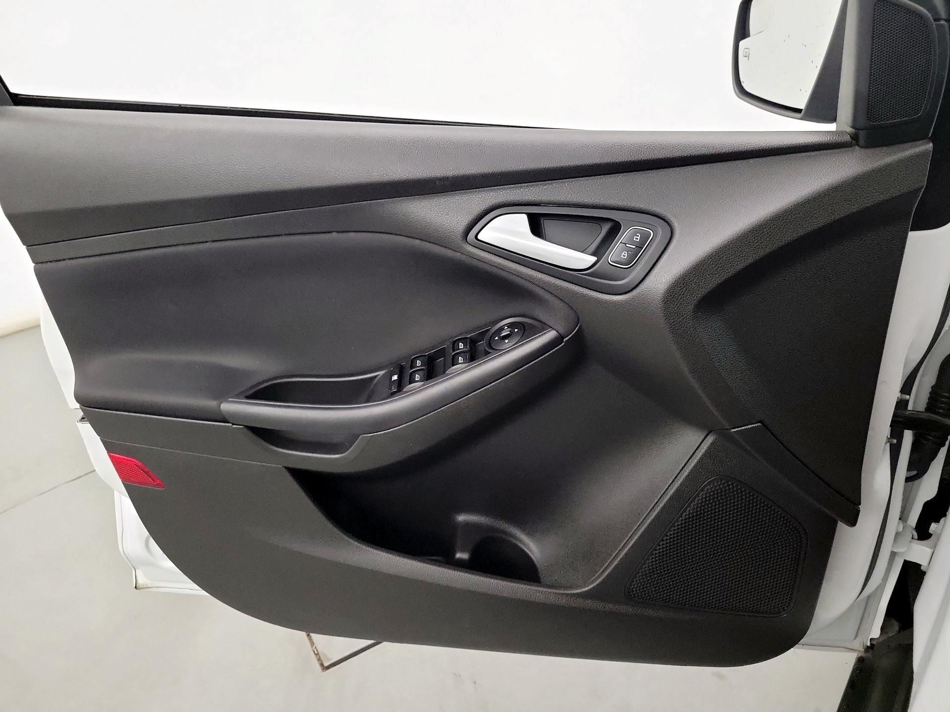 Thumbnail: 2016 Ford Focus - 12
