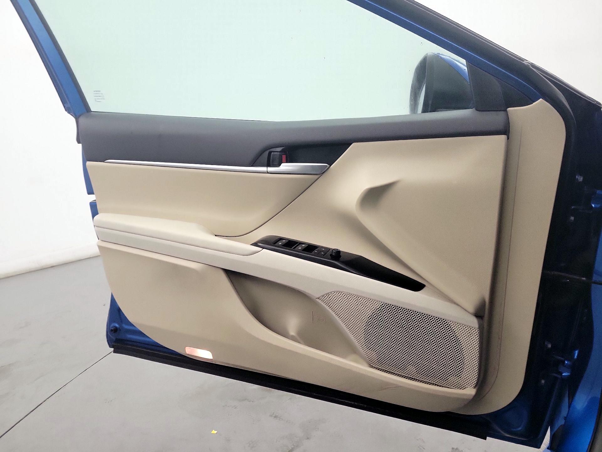 Thumbnail: 2019 Toyota Camry - 10