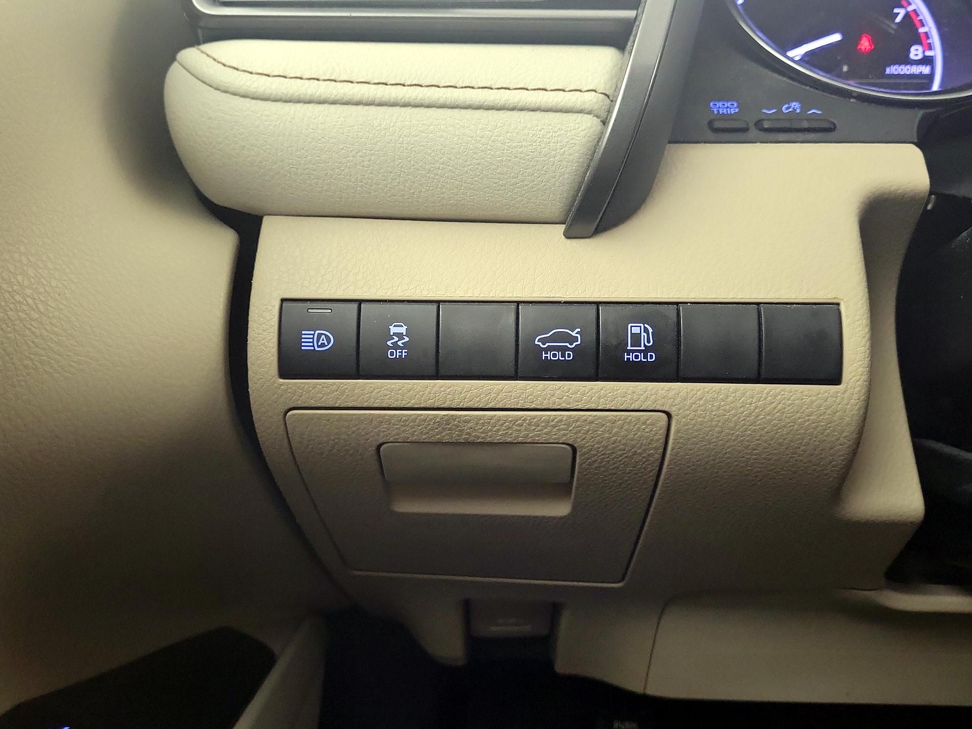 Thumbnail: 2019 Toyota Camry - 11