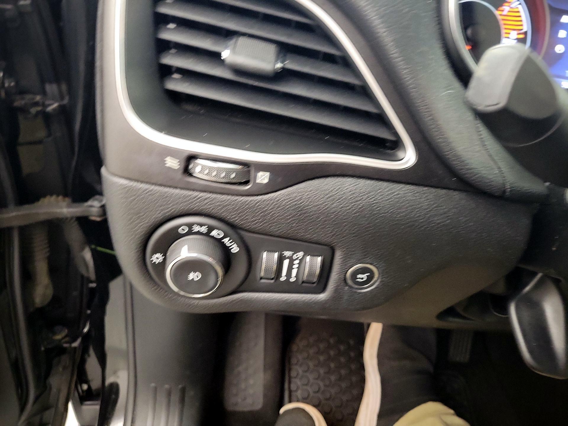 Thumbnail: 2020 Jeep Cherokee - 11