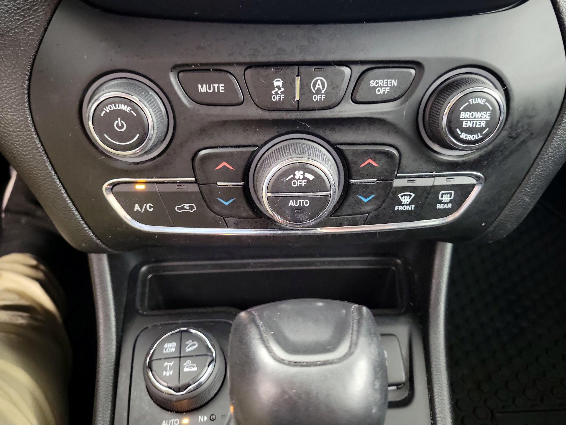 Thumbnail: 2020 Jeep Cherokee - 15