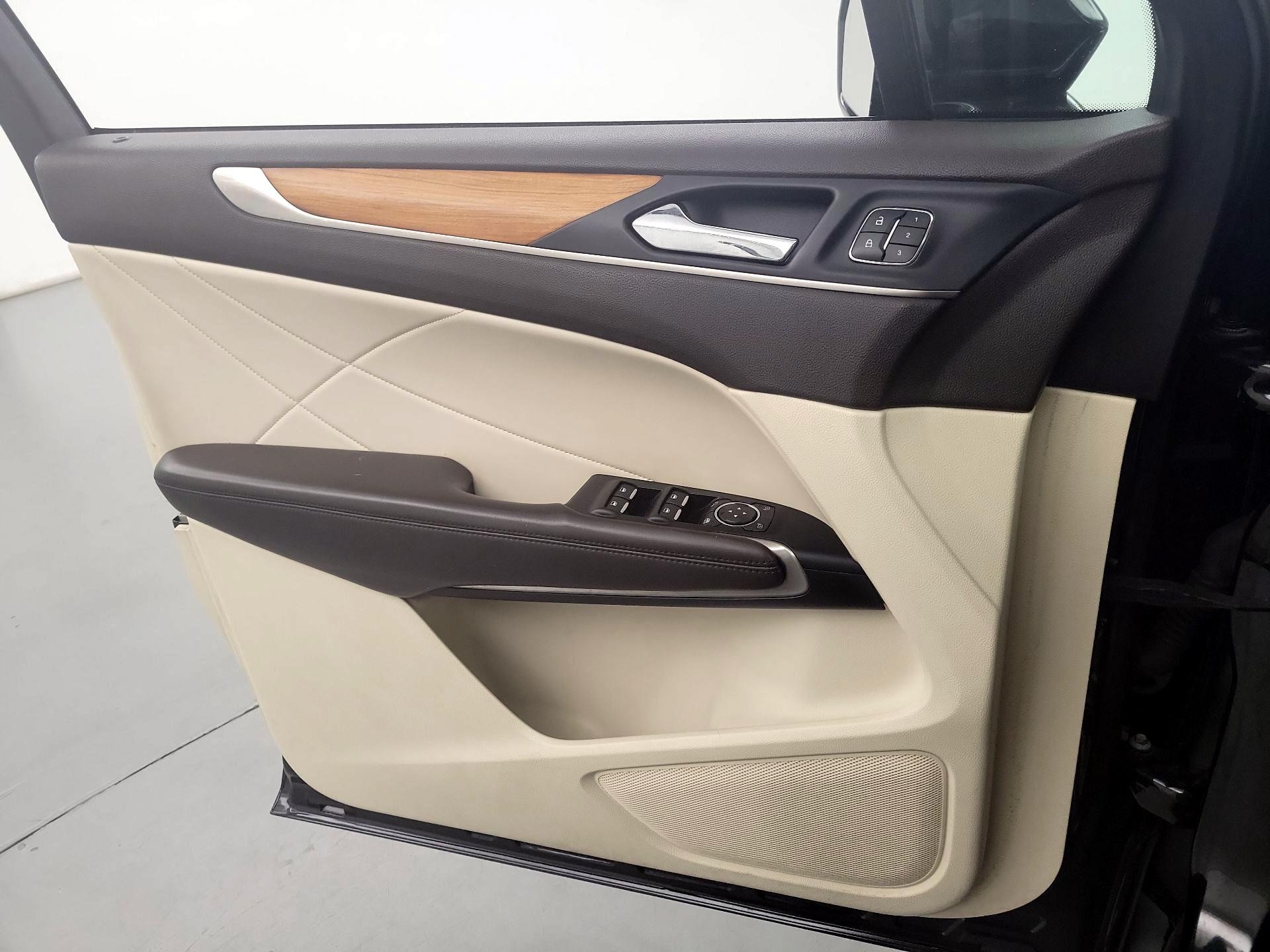 Thumbnail: 2015 Lincoln MKC - 12