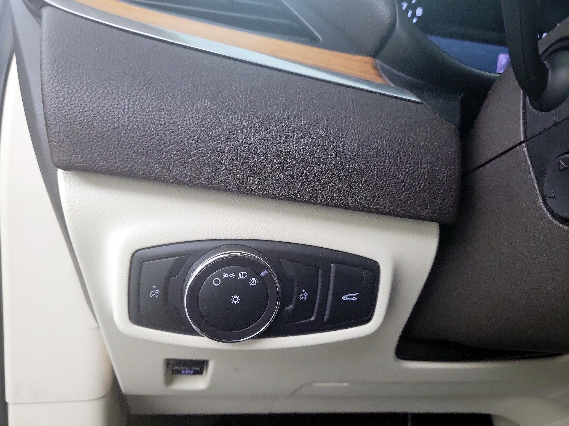 Thumbnail: 2015 Lincoln MKC - 13