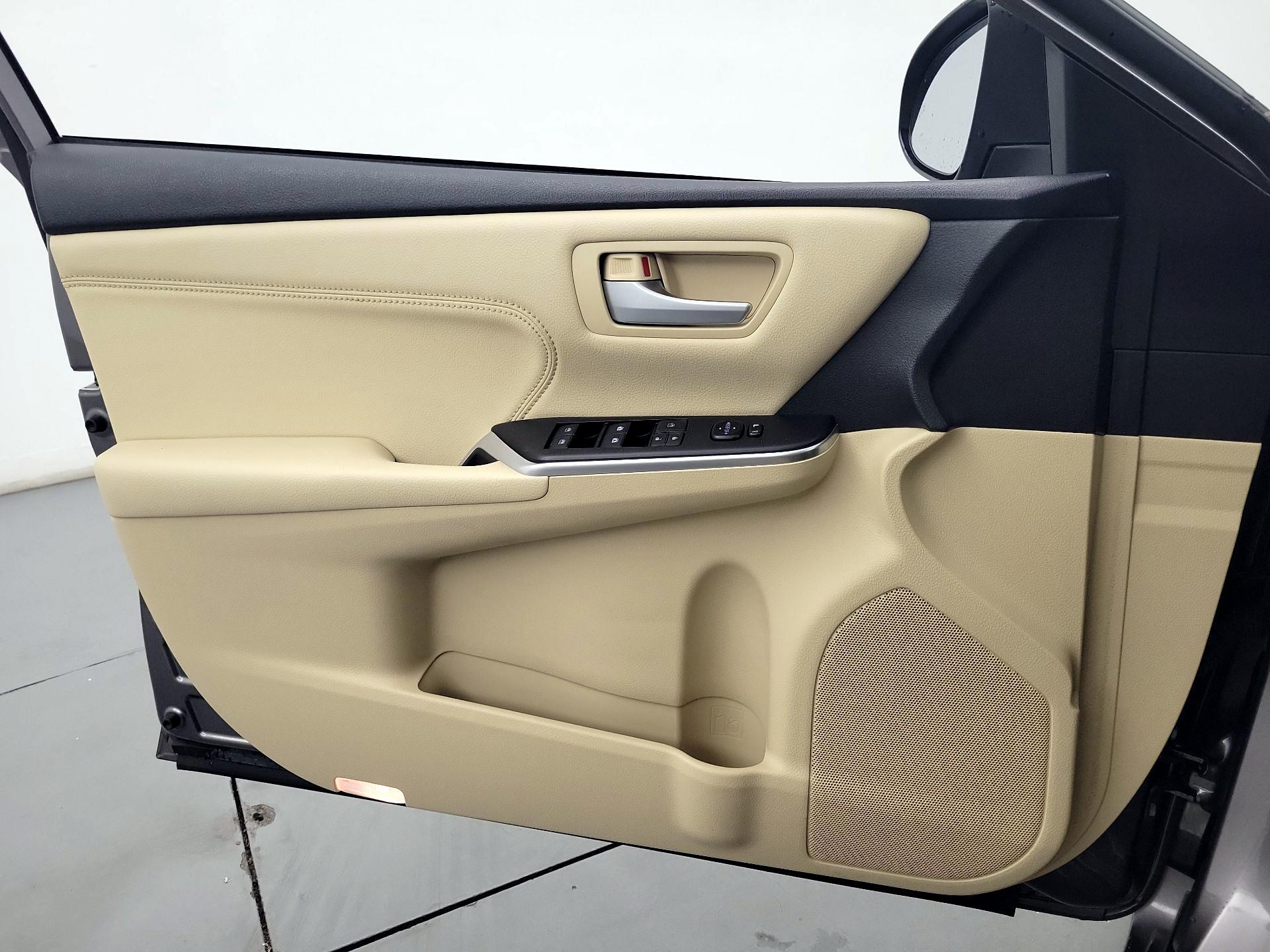 Thumbnail: 2017 Toyota Camry - 12