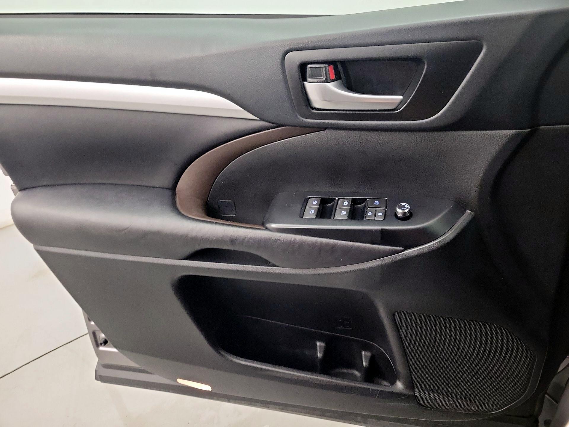 Thumbnail: 2019 Toyota Highlander - 12