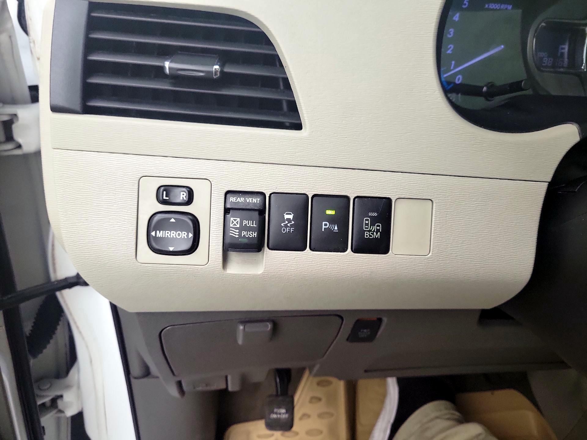 Thumbnail: 2014 Toyota Sienna - 13