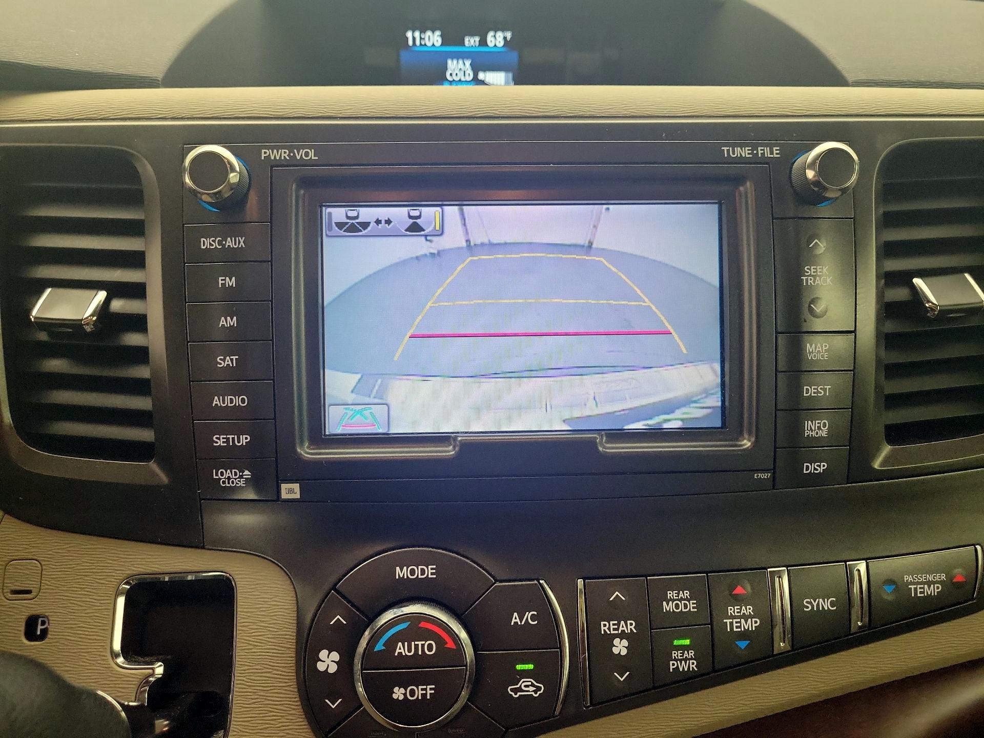 Thumbnail: 2014 Toyota Sienna - 15