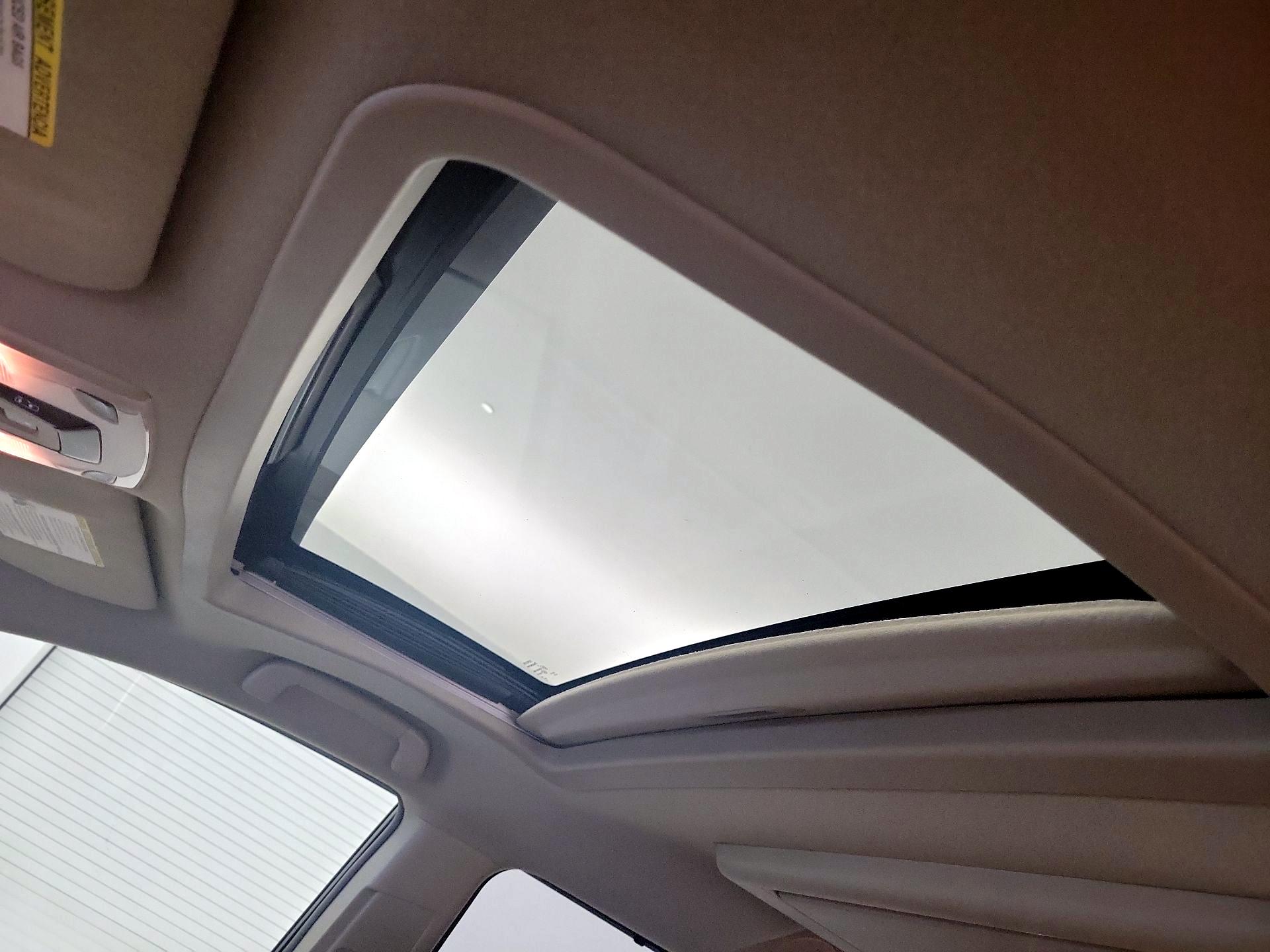 Thumbnail: 2014 Toyota Sienna - 20