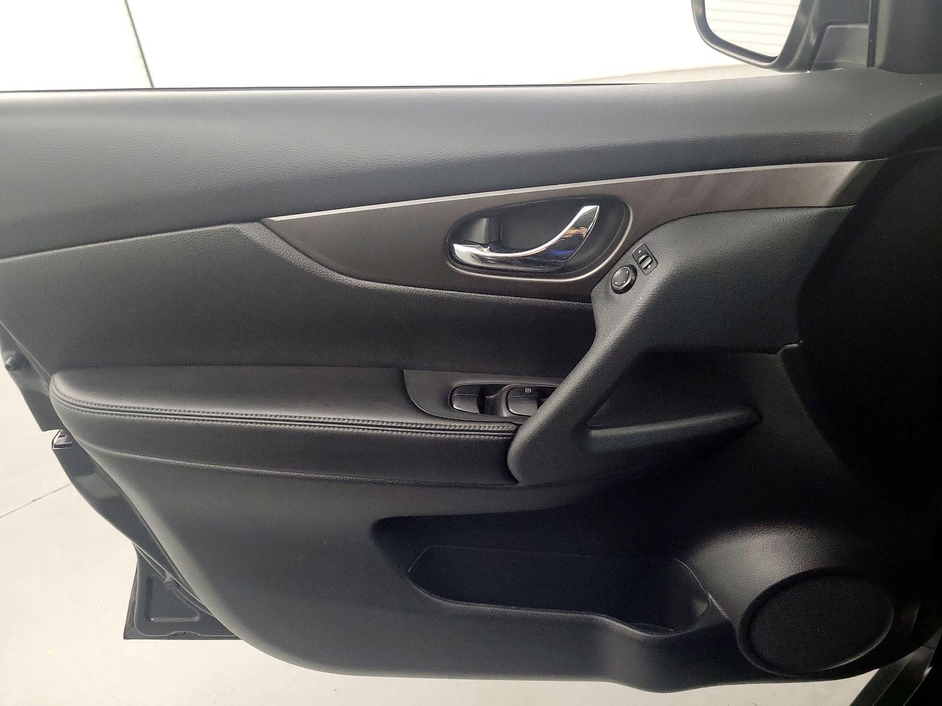 Thumbnail: 2016 Nissan Rogue - 12