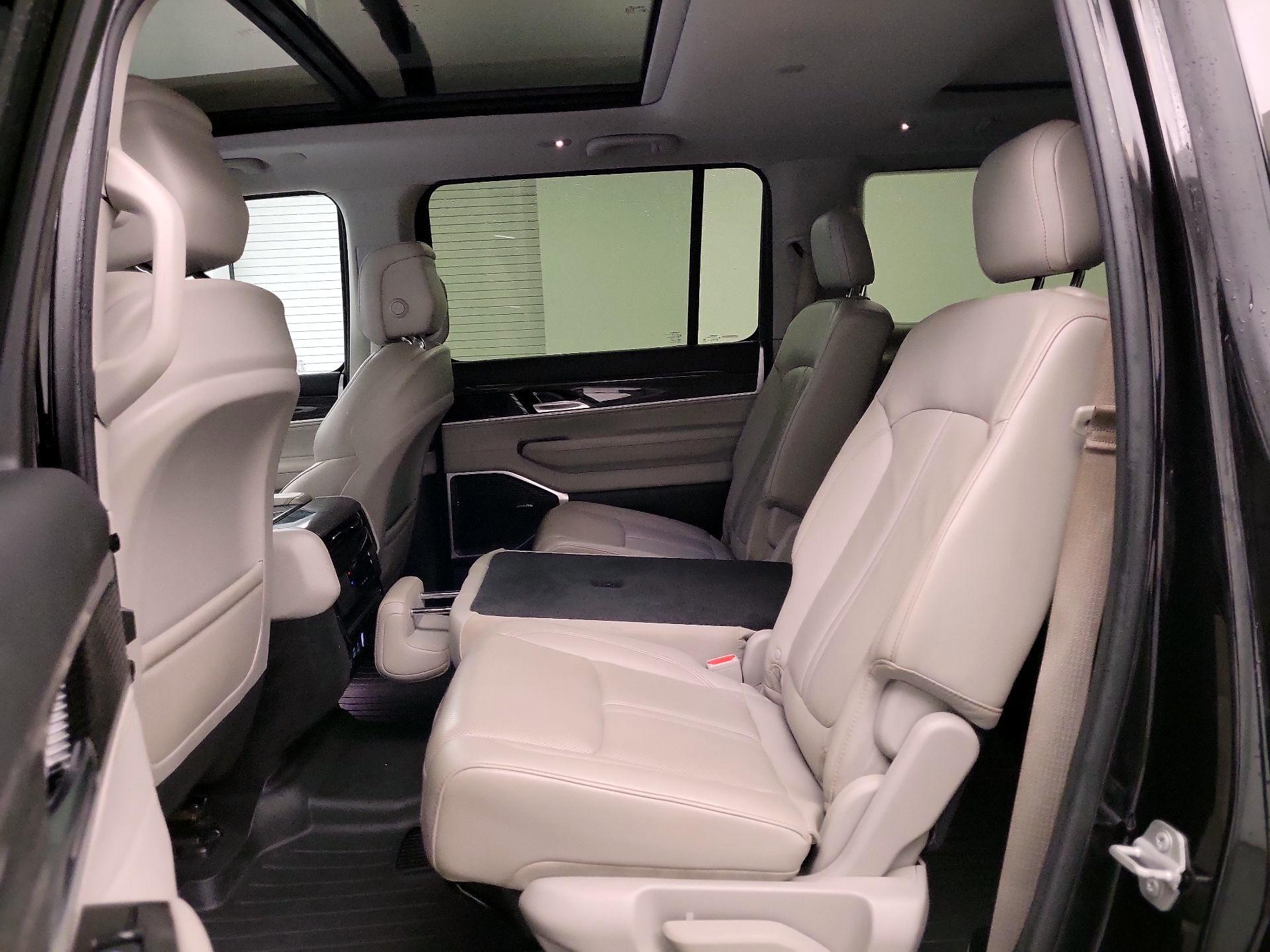 Thumbnail: 2022 Jeep Wagoneer - 19