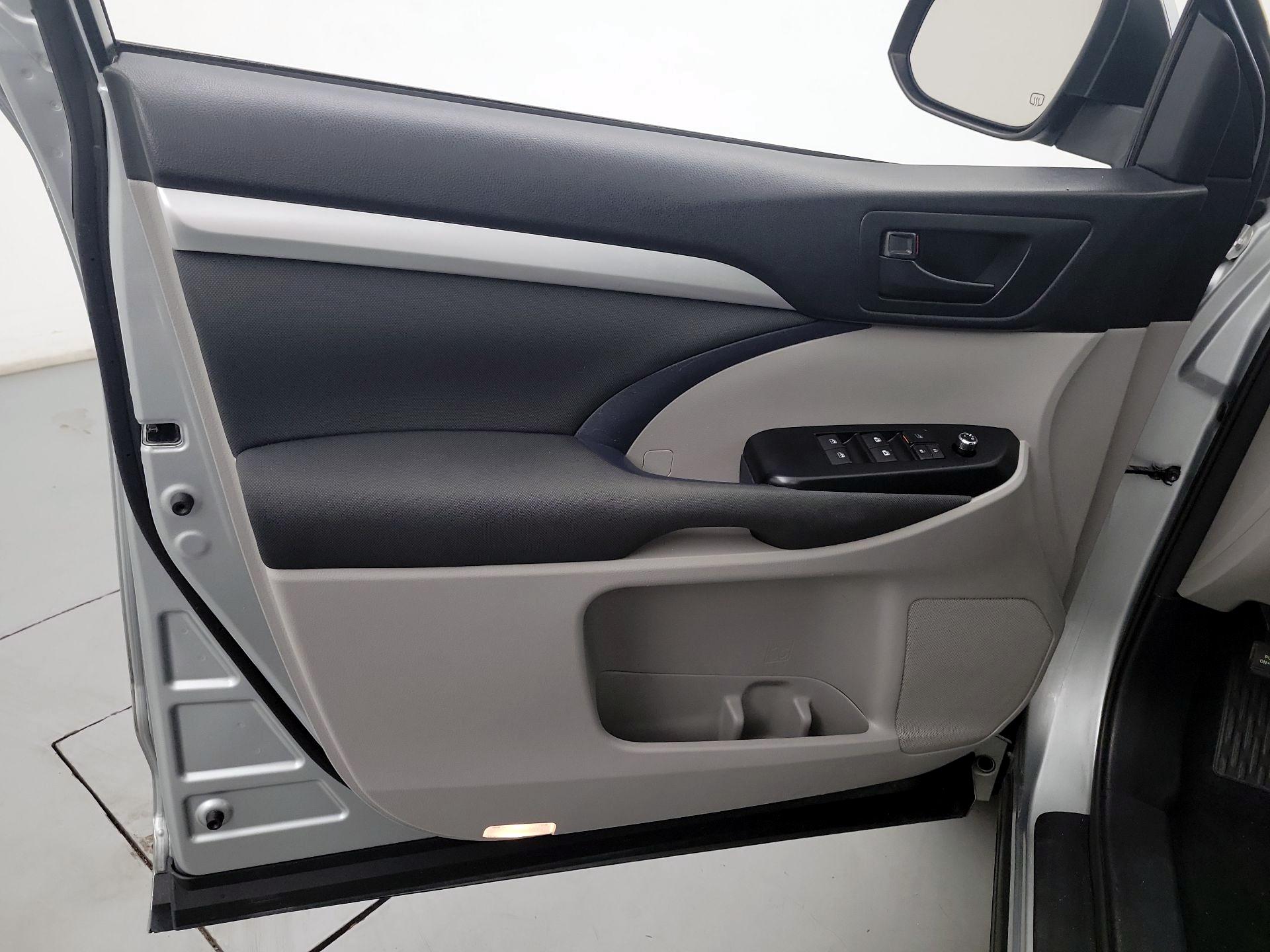 Thumbnail: 2017 Toyota Highlander - 12