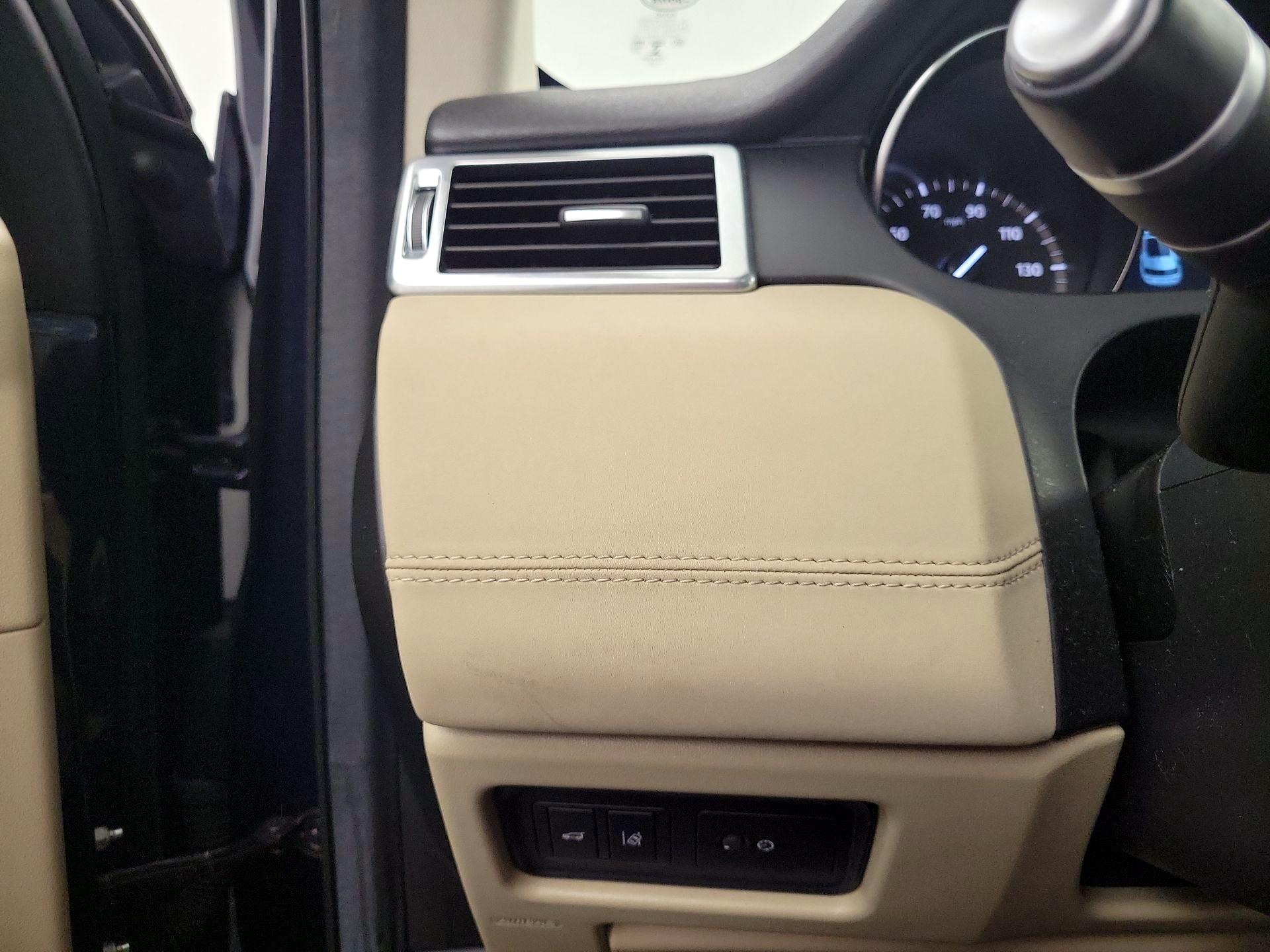 Thumbnail: 2019 Land Rover Discovery Sport - 13