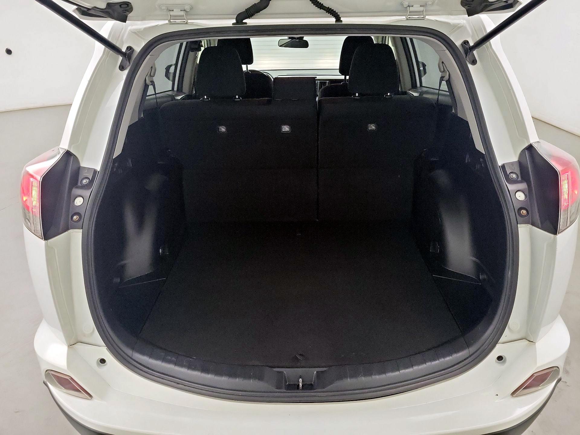 Thumbnail: 2018 Toyota RAV4 - 20