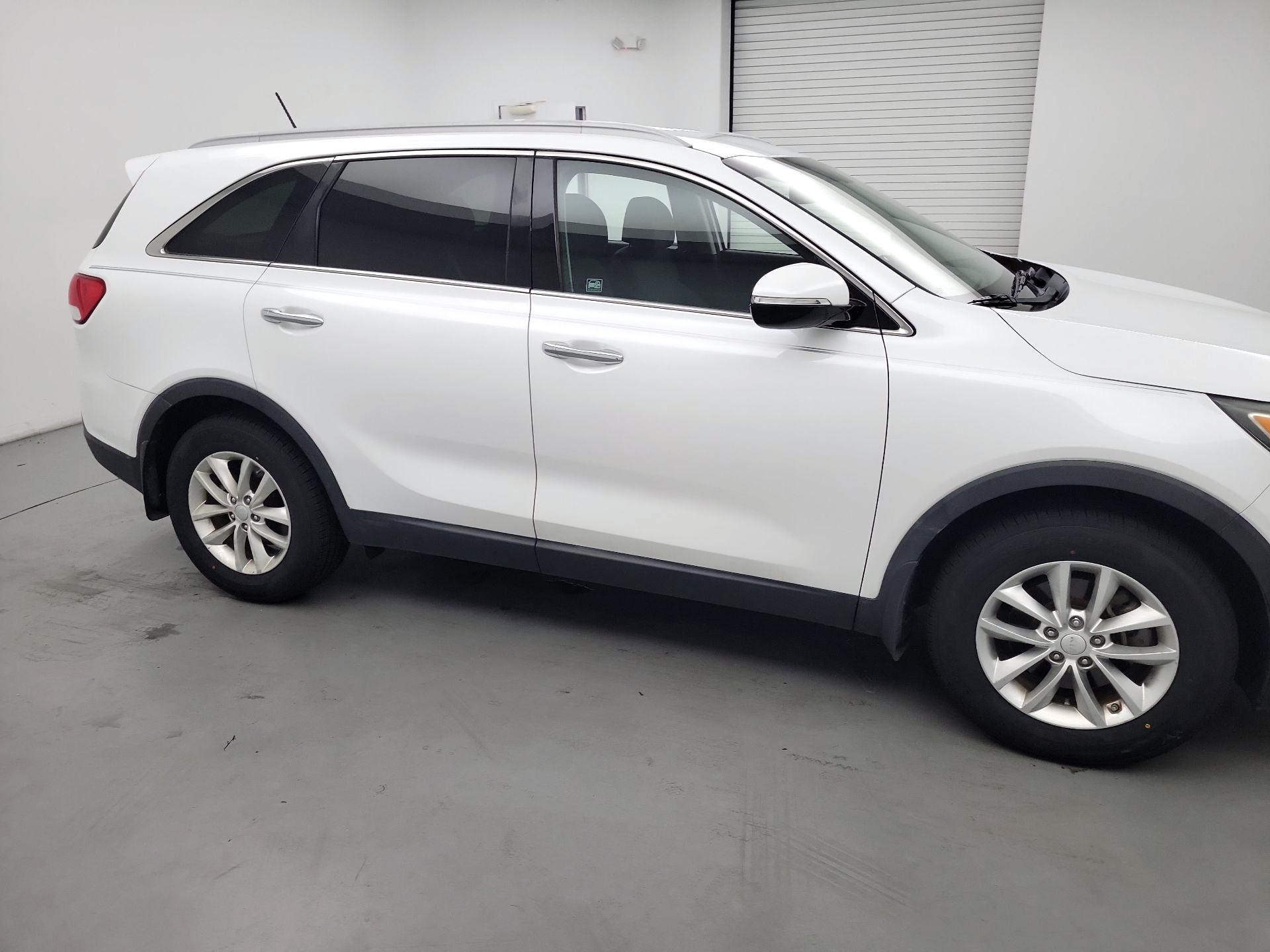 Thumbnail: 2017 Kia Sorento - 4
