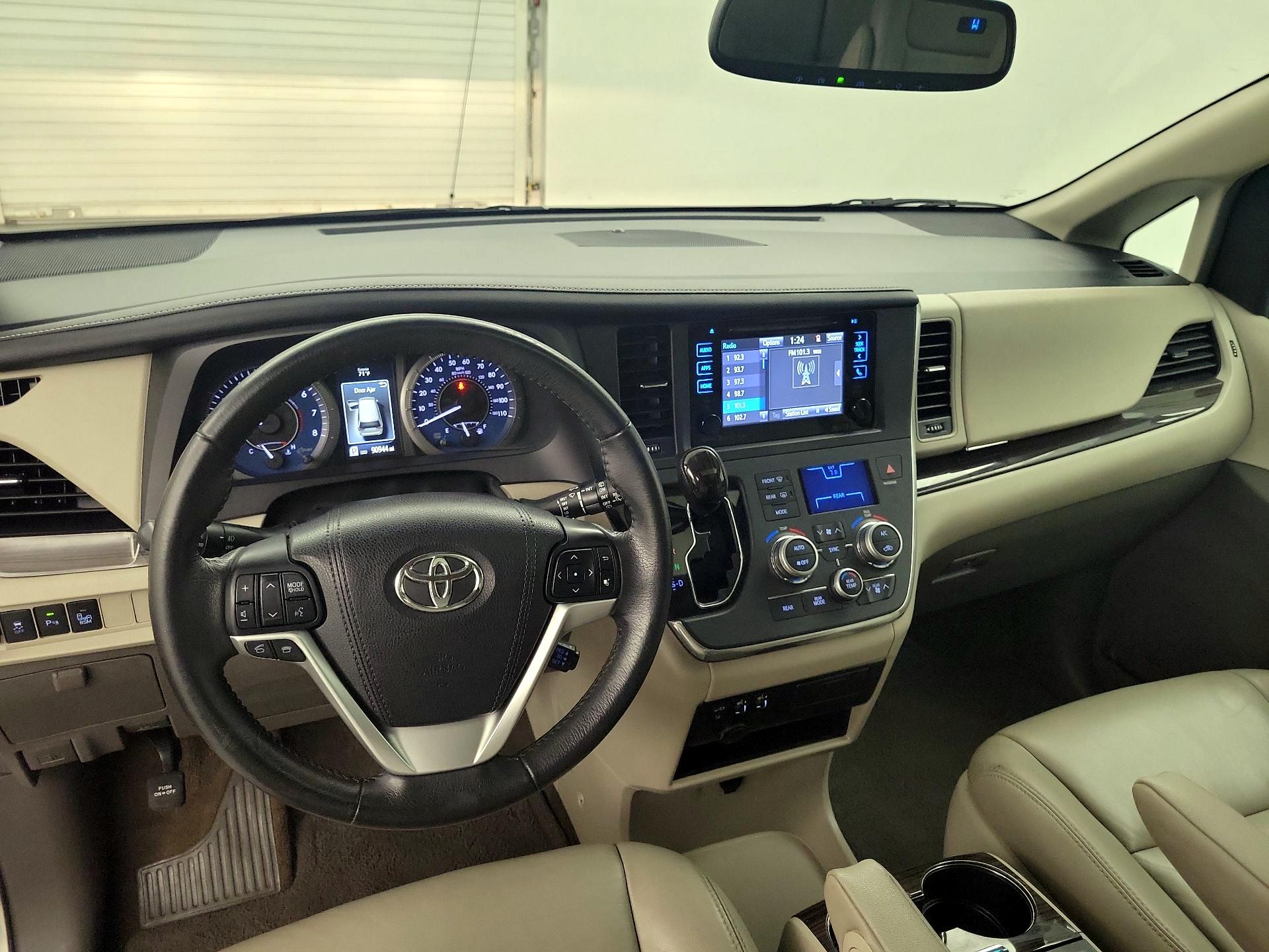 Thumbnail: 2016 Toyota Sienna - 9
