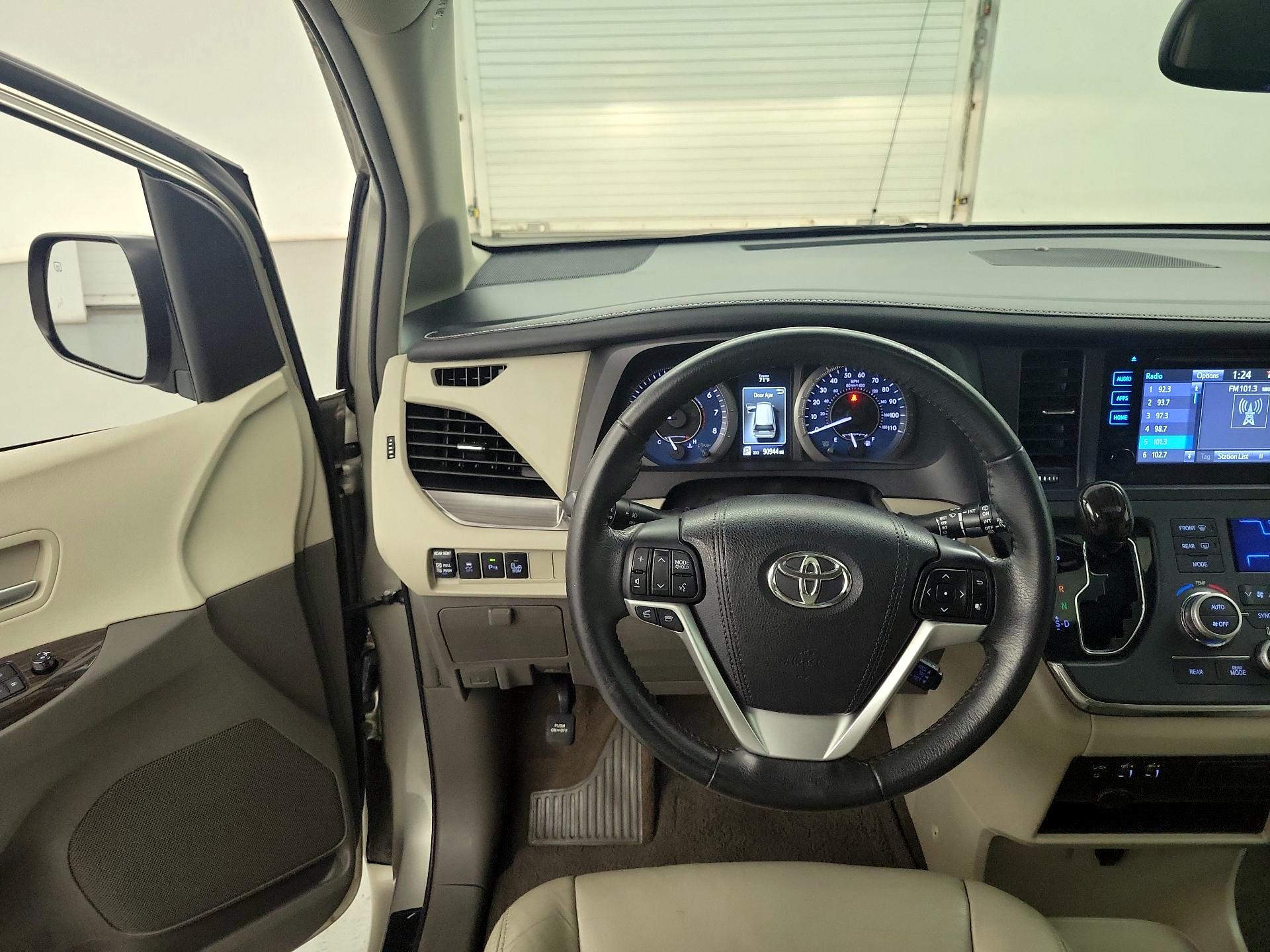 Thumbnail: 2016 Toyota Sienna - 10