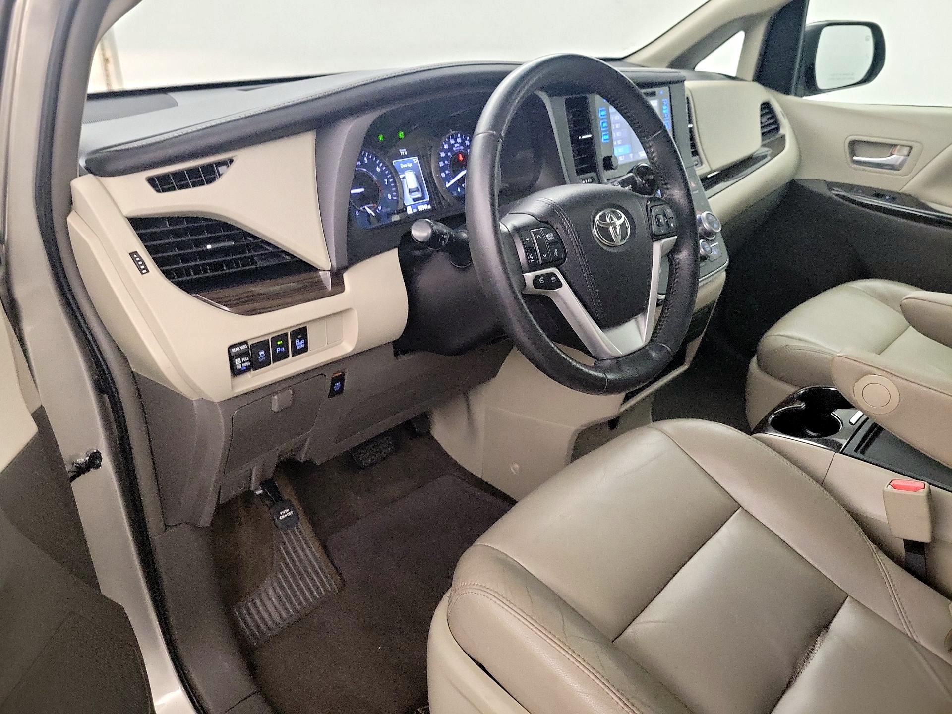 Thumbnail: 2016 Toyota Sienna - 11