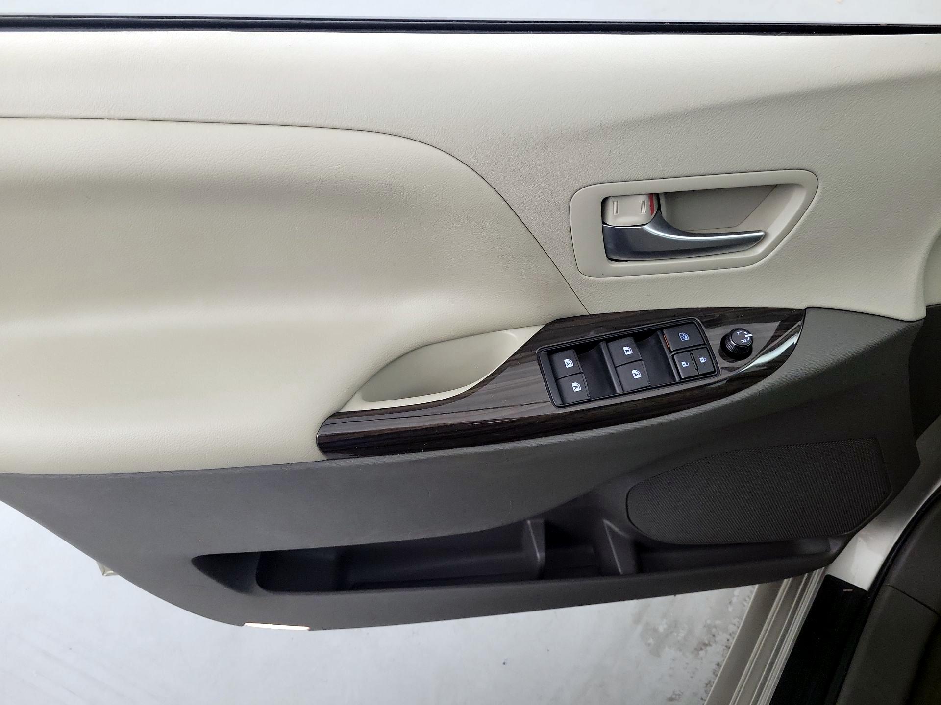 Thumbnail: 2016 Toyota Sienna - 12