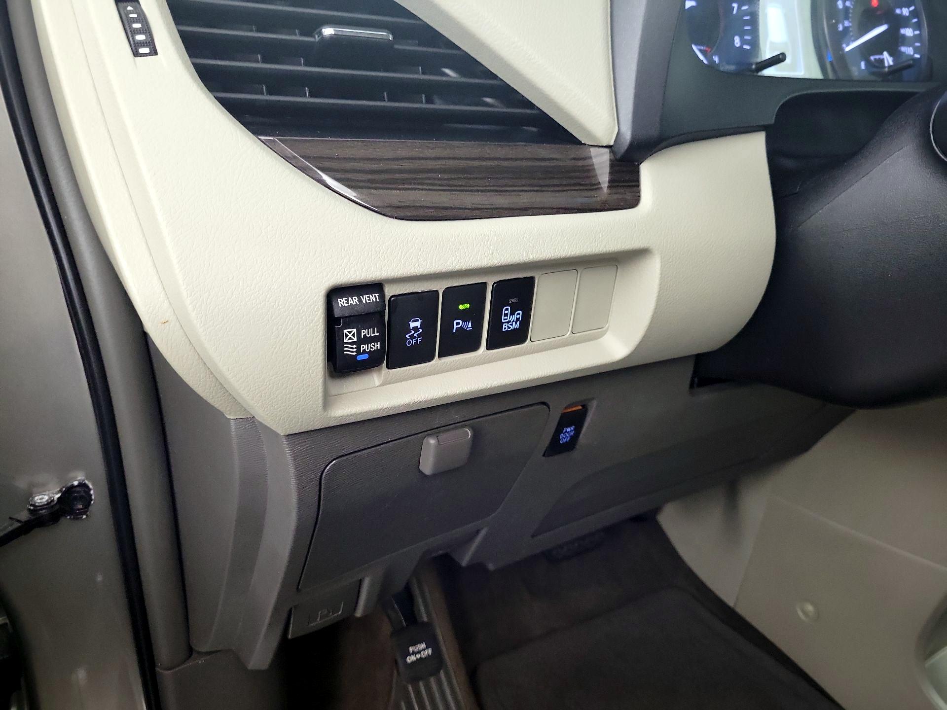 Thumbnail: 2016 Toyota Sienna - 13