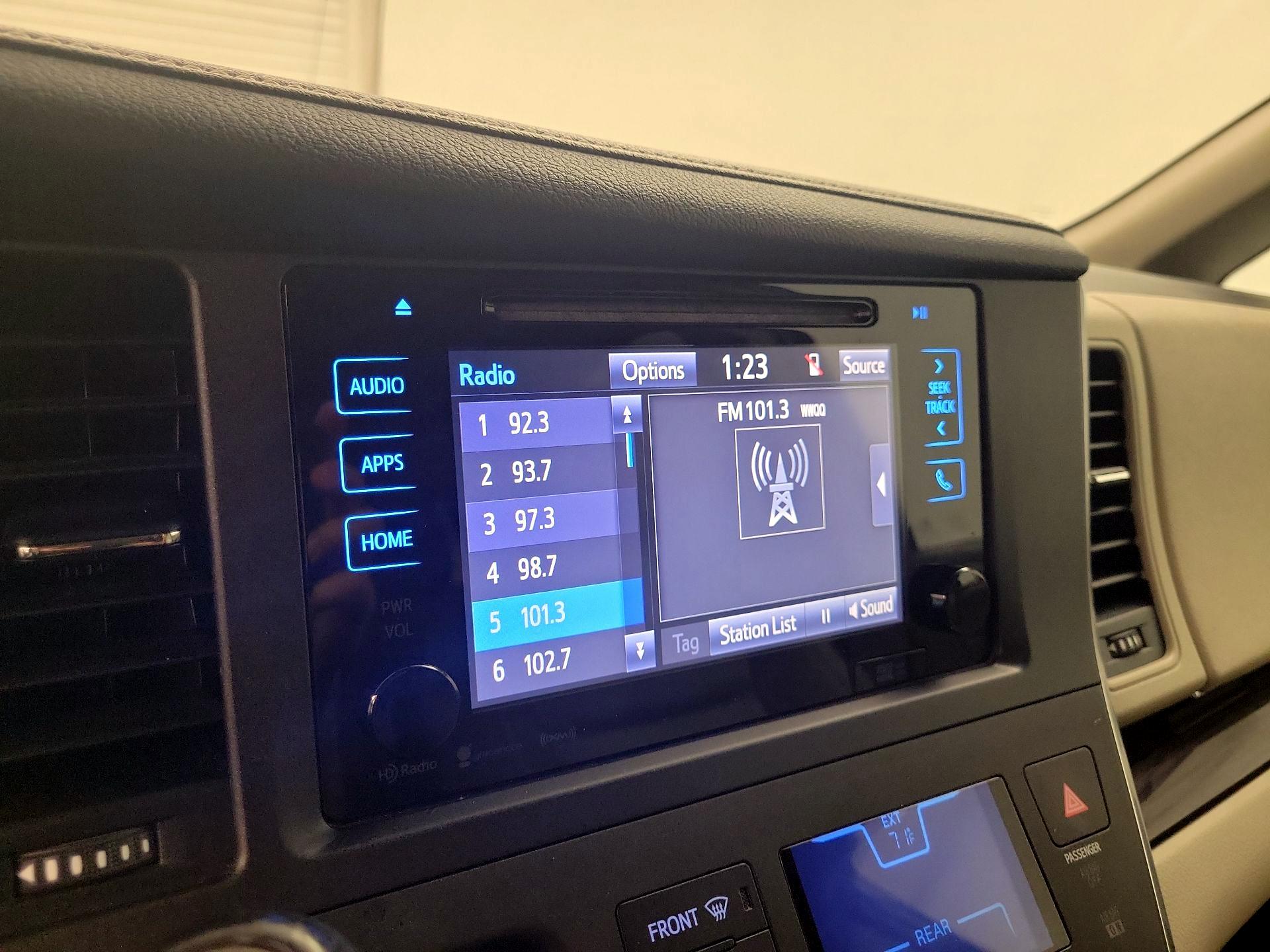 Thumbnail: 2016 Toyota Sienna - 15