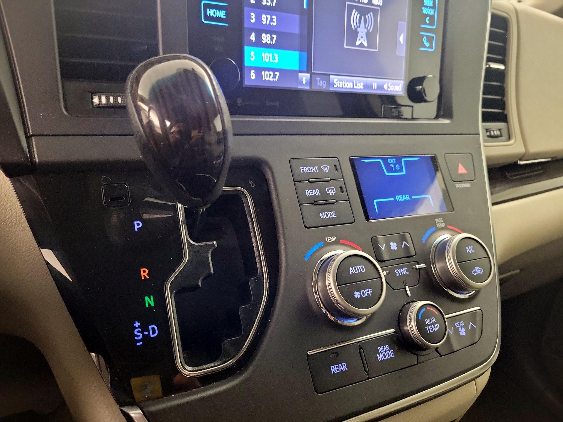 Thumbnail: 2016 Toyota Sienna - 17