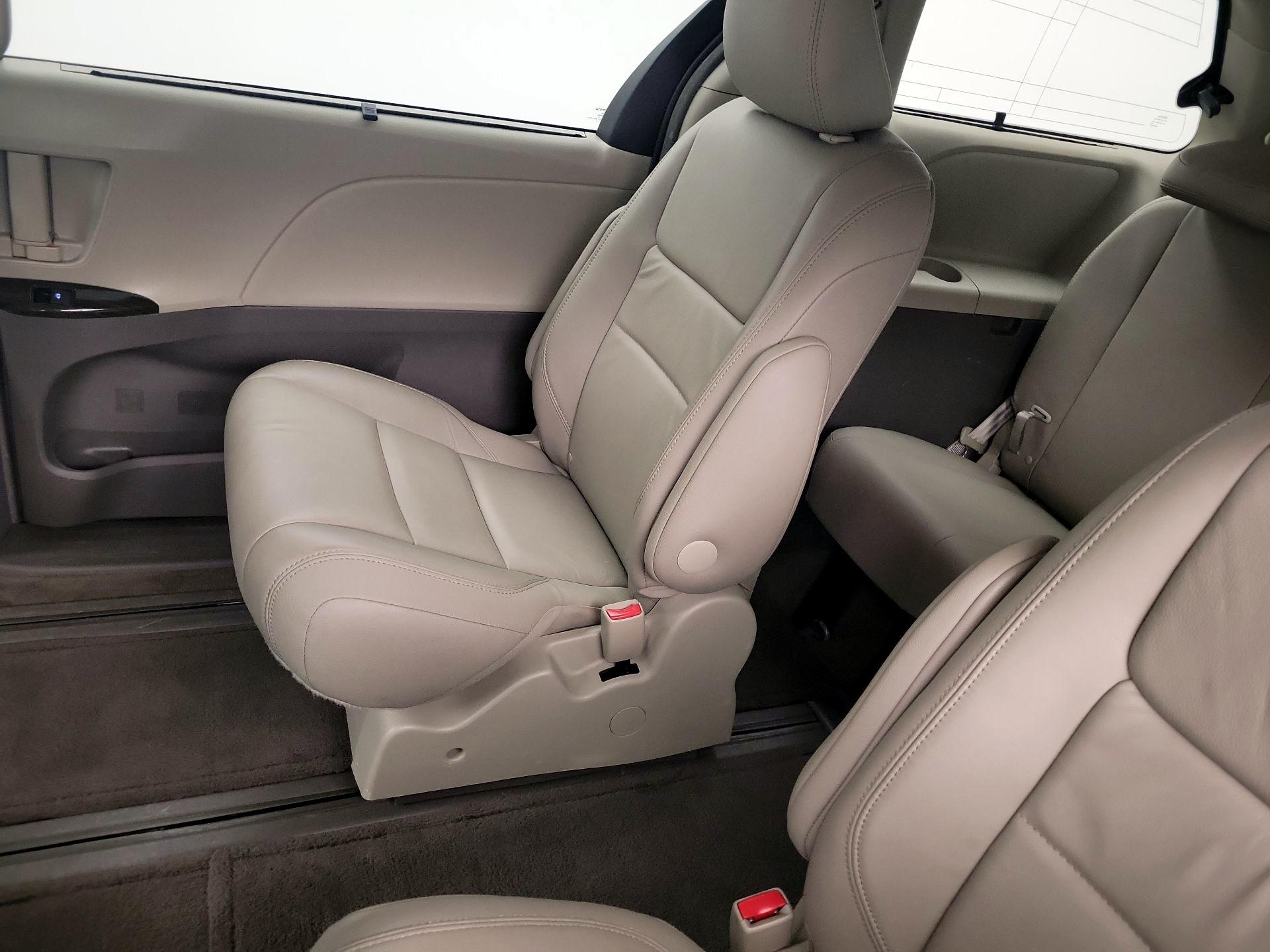 Thumbnail: 2016 Toyota Sienna - 20