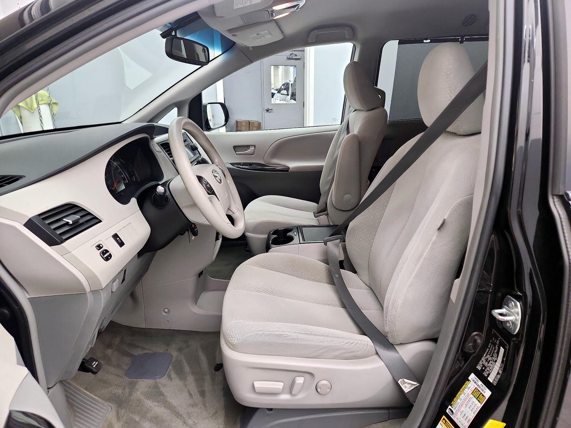 Thumbnail: 2014 Toyota Sienna - 11