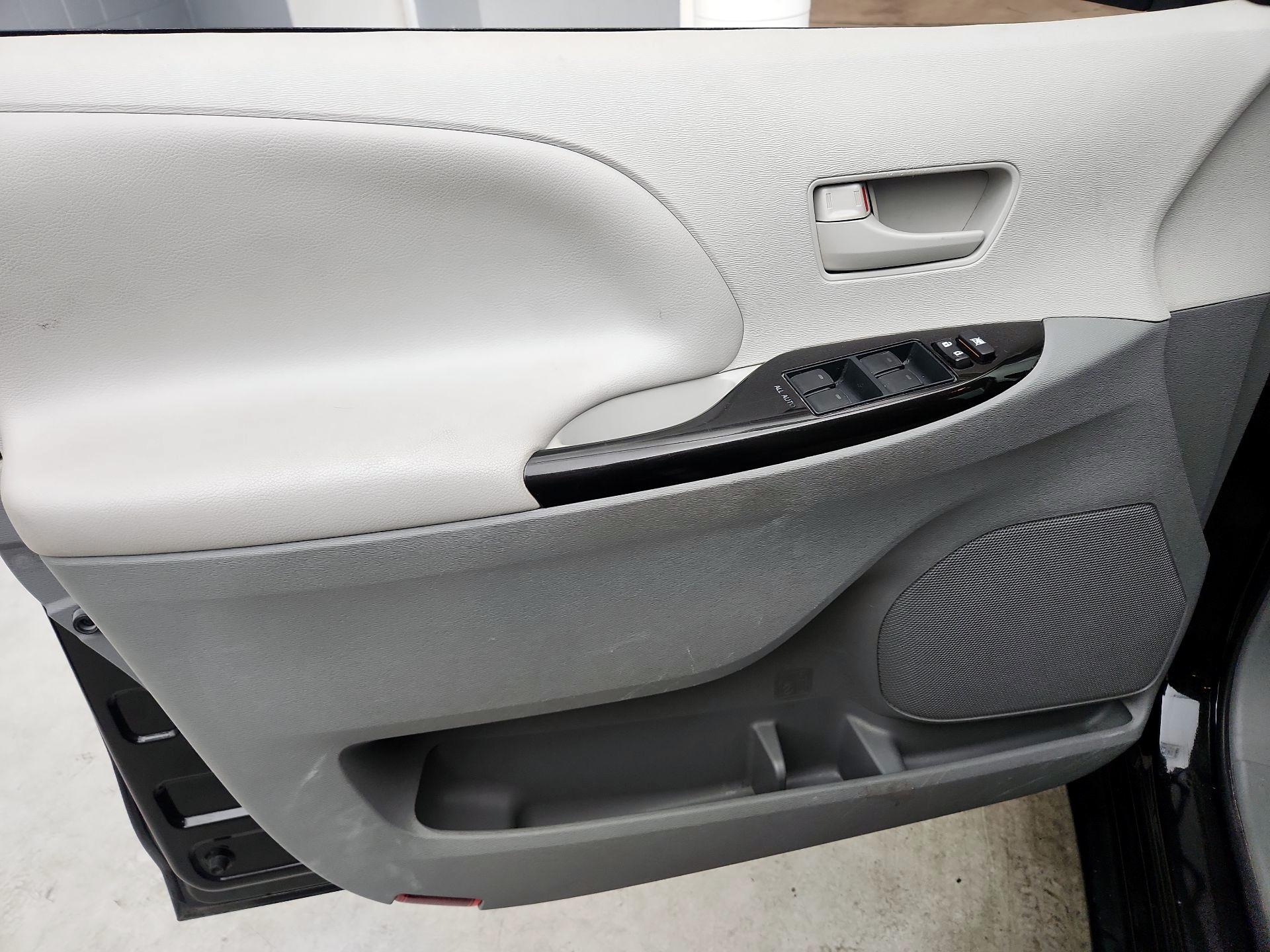 Thumbnail: 2014 Toyota Sienna - 12