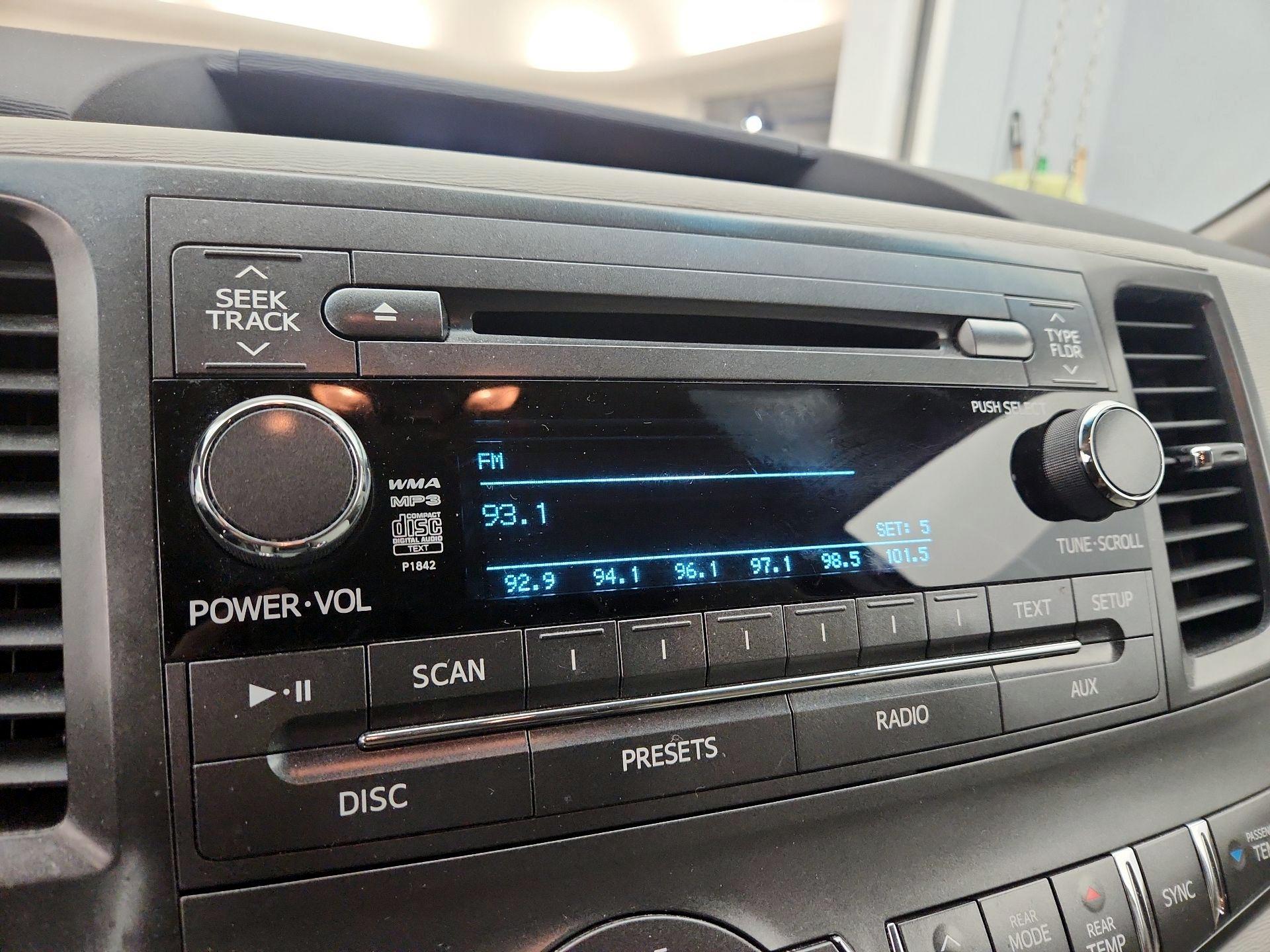 Thumbnail: 2014 Toyota Sienna - 15
