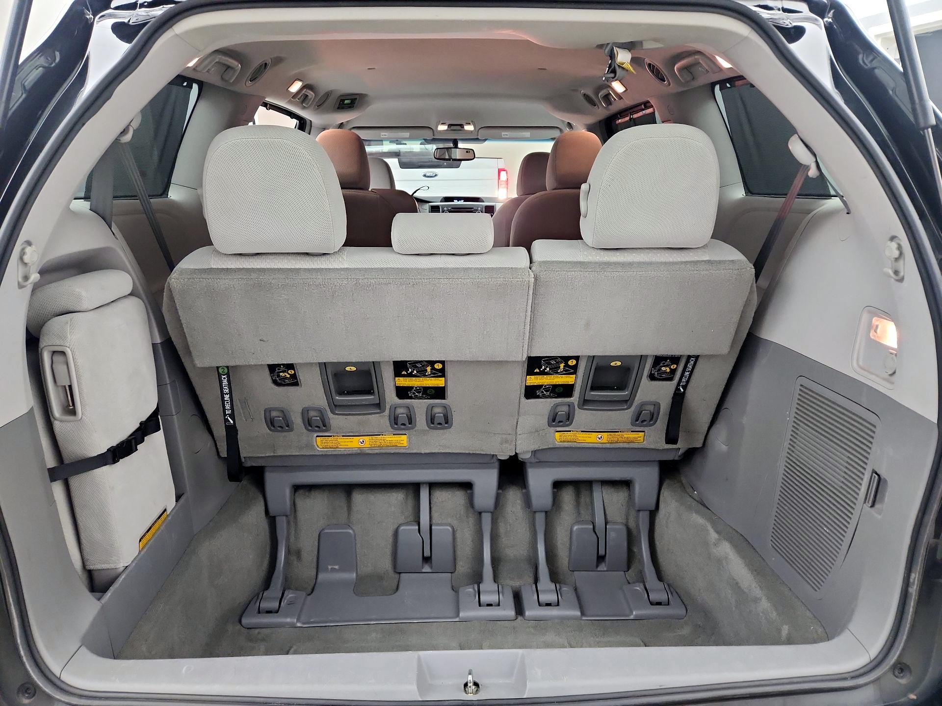 Thumbnail: 2014 Toyota Sienna - 19