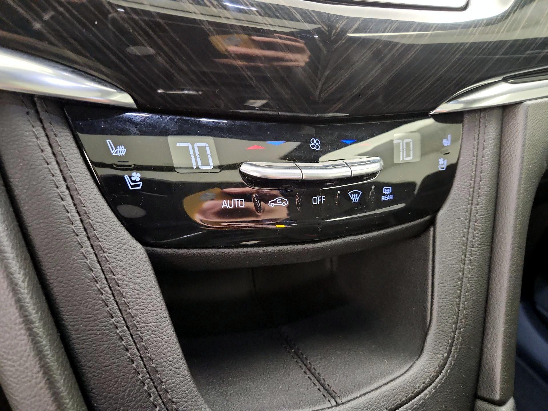 Thumbnail: 2021 Cadillac XT6 - 16