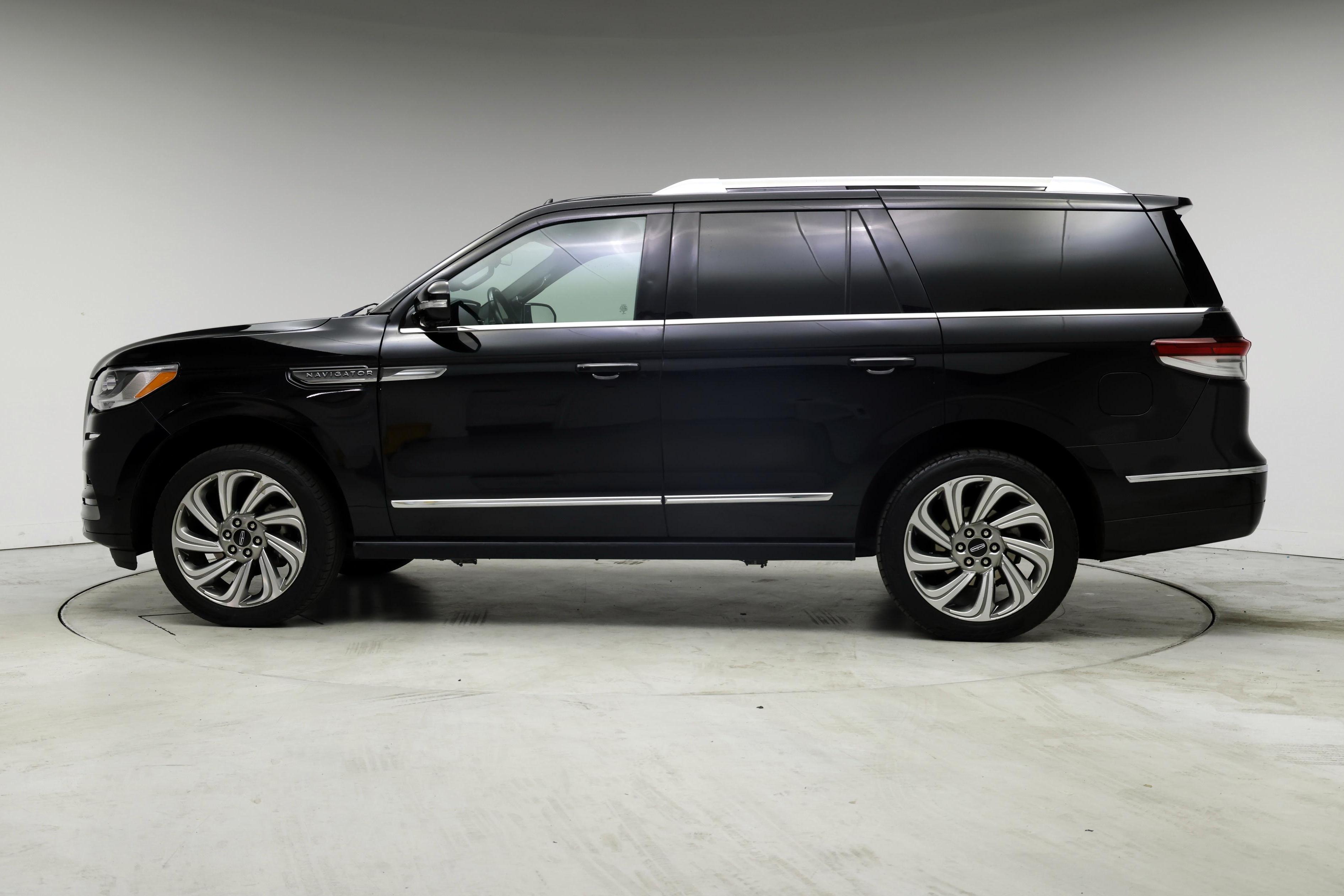 Thumbnail: 2022 Lincoln Navigator - 3