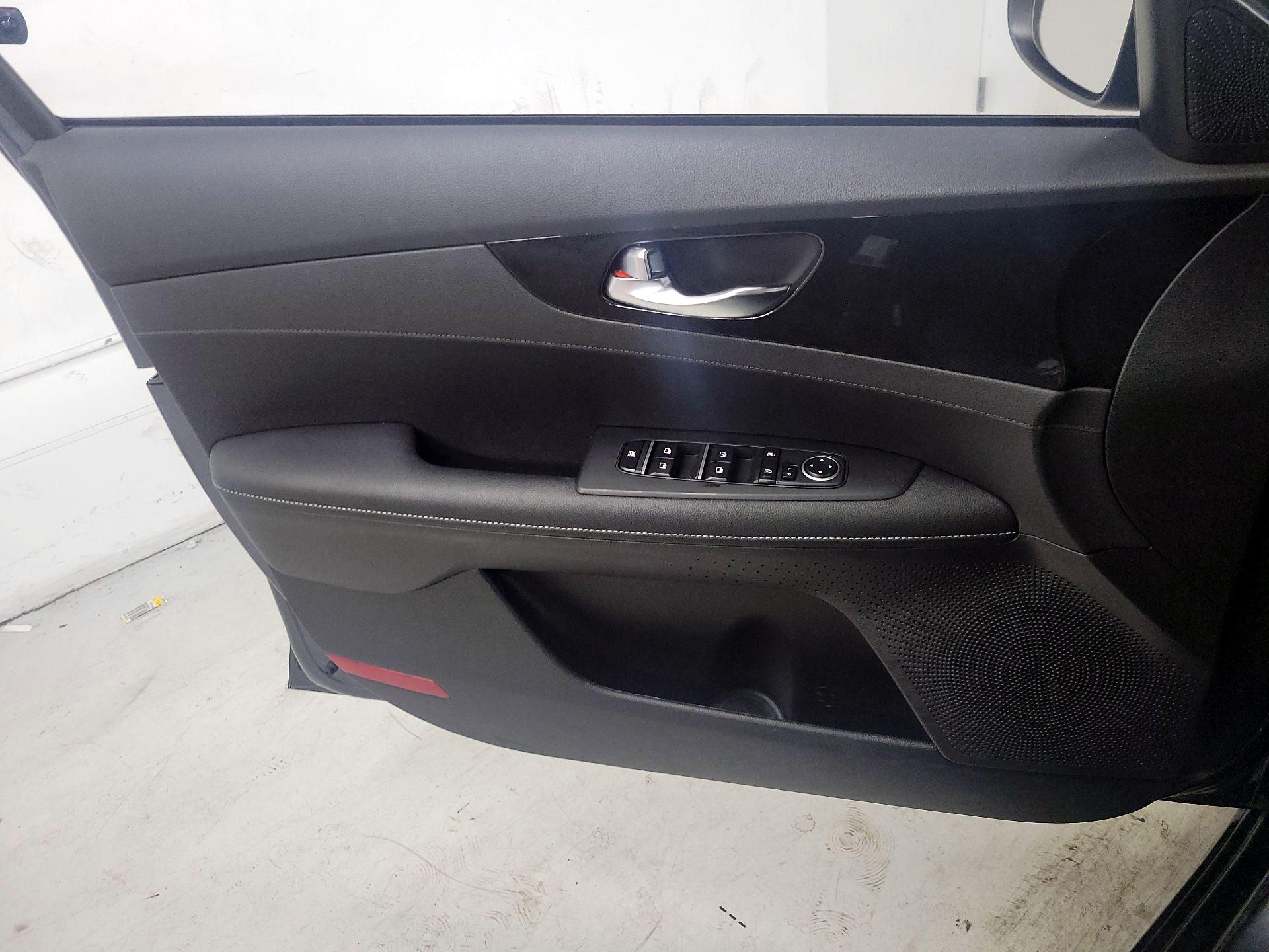 Thumbnail: 2022 Kia Forte - 12