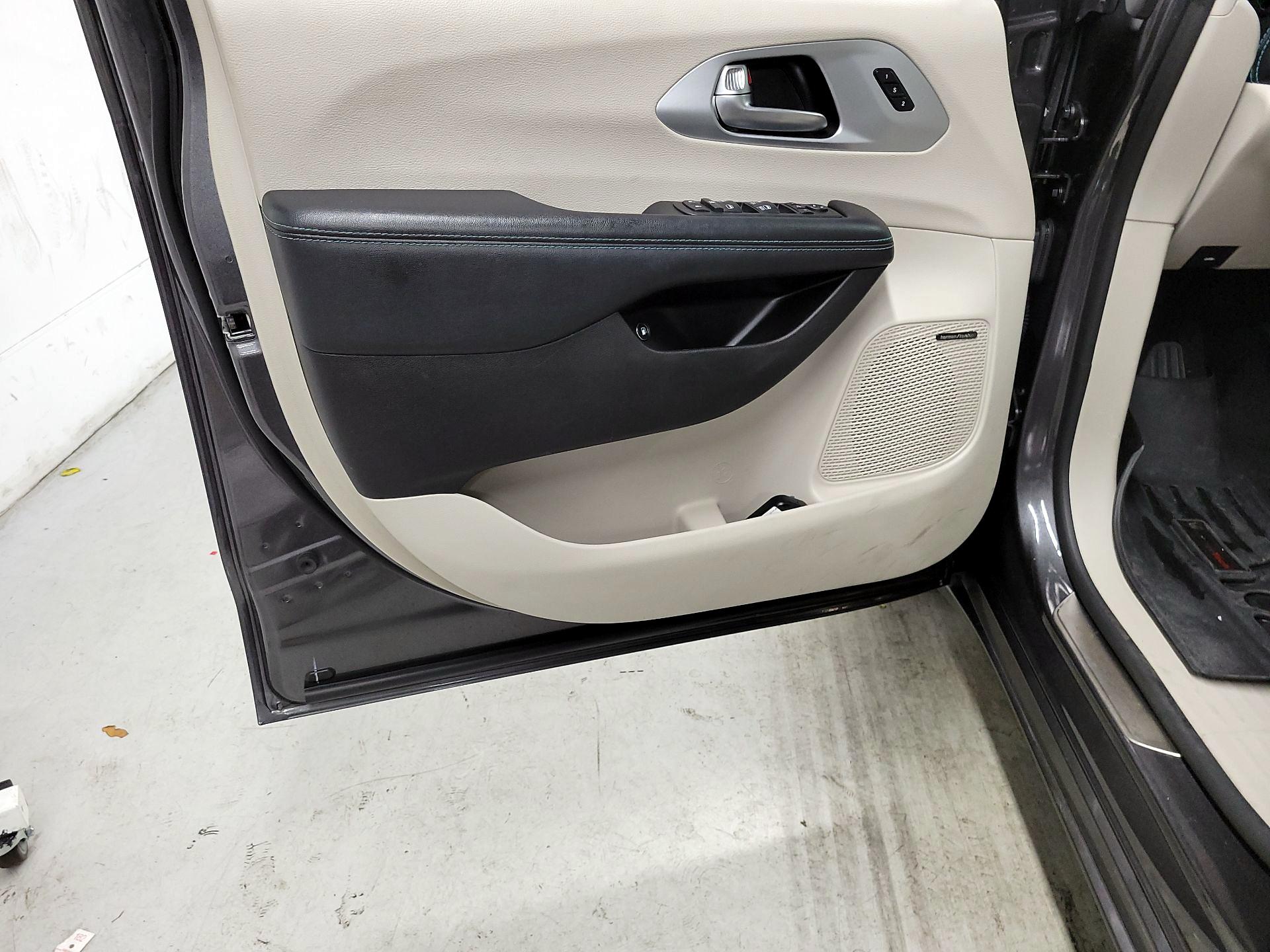 Thumbnail: 2019 Chrysler Pacifica - 12
