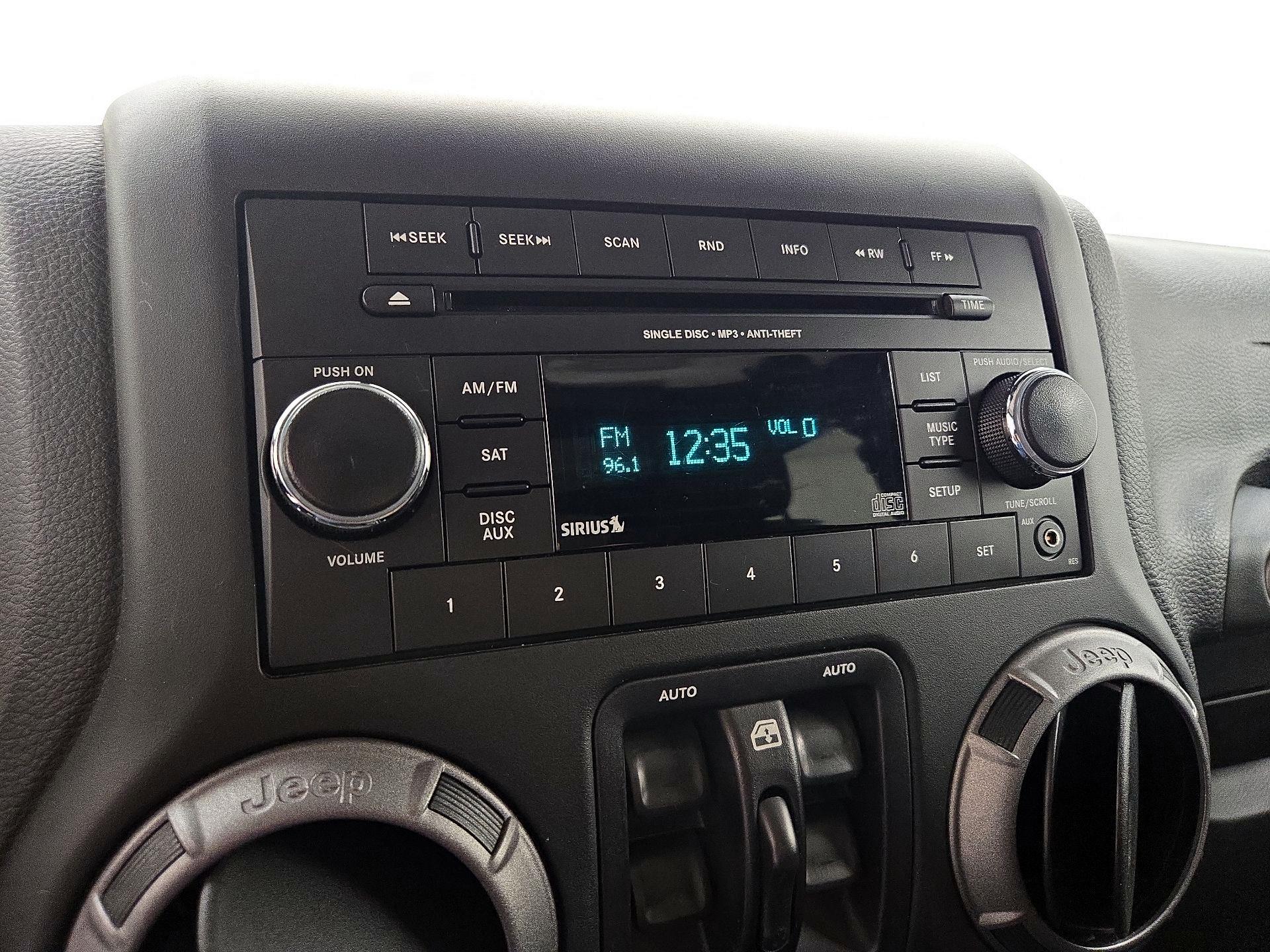 Thumbnail: 2015 Jeep Wrangler - 14
