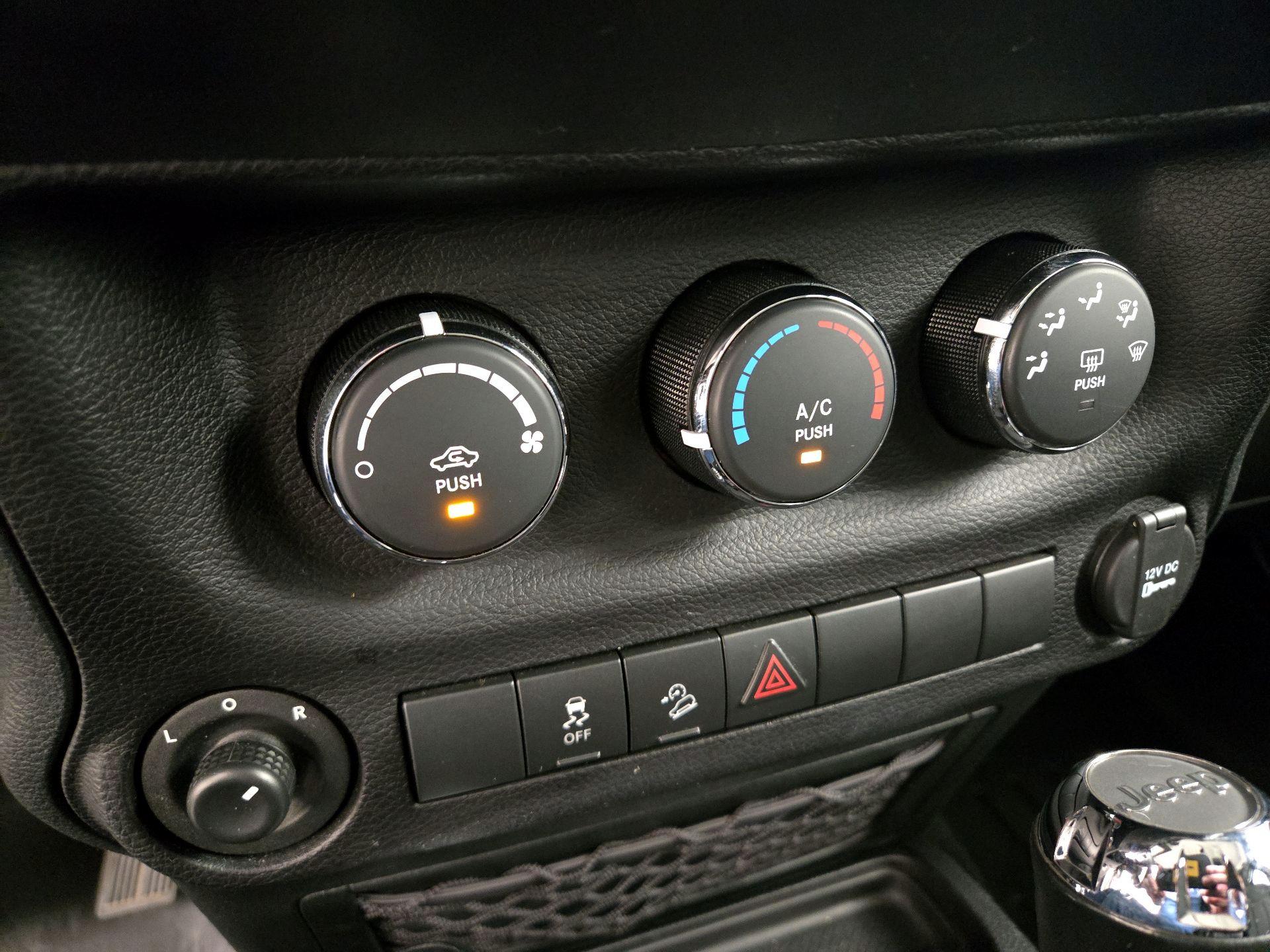 Thumbnail: 2015 Jeep Wrangler - 15