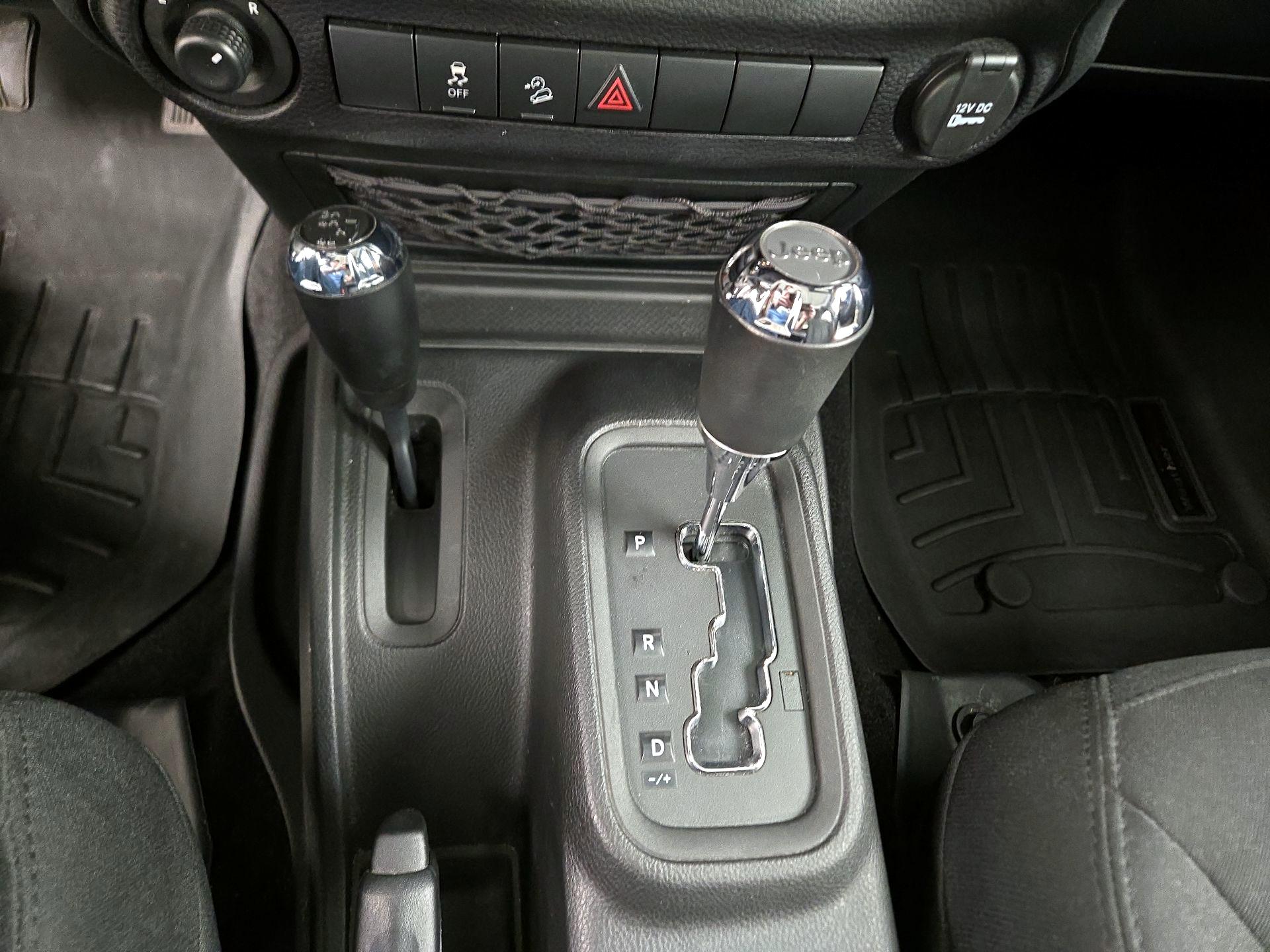 Thumbnail: 2015 Jeep Wrangler - 16
