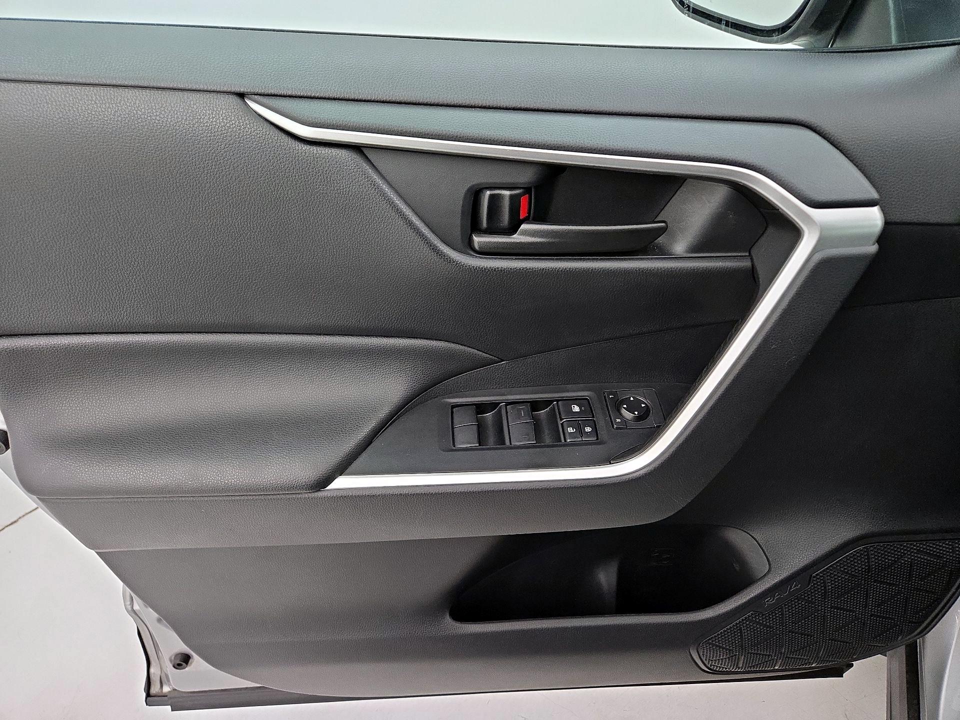 Thumbnail: 2019 Toyota RAV4 - 12