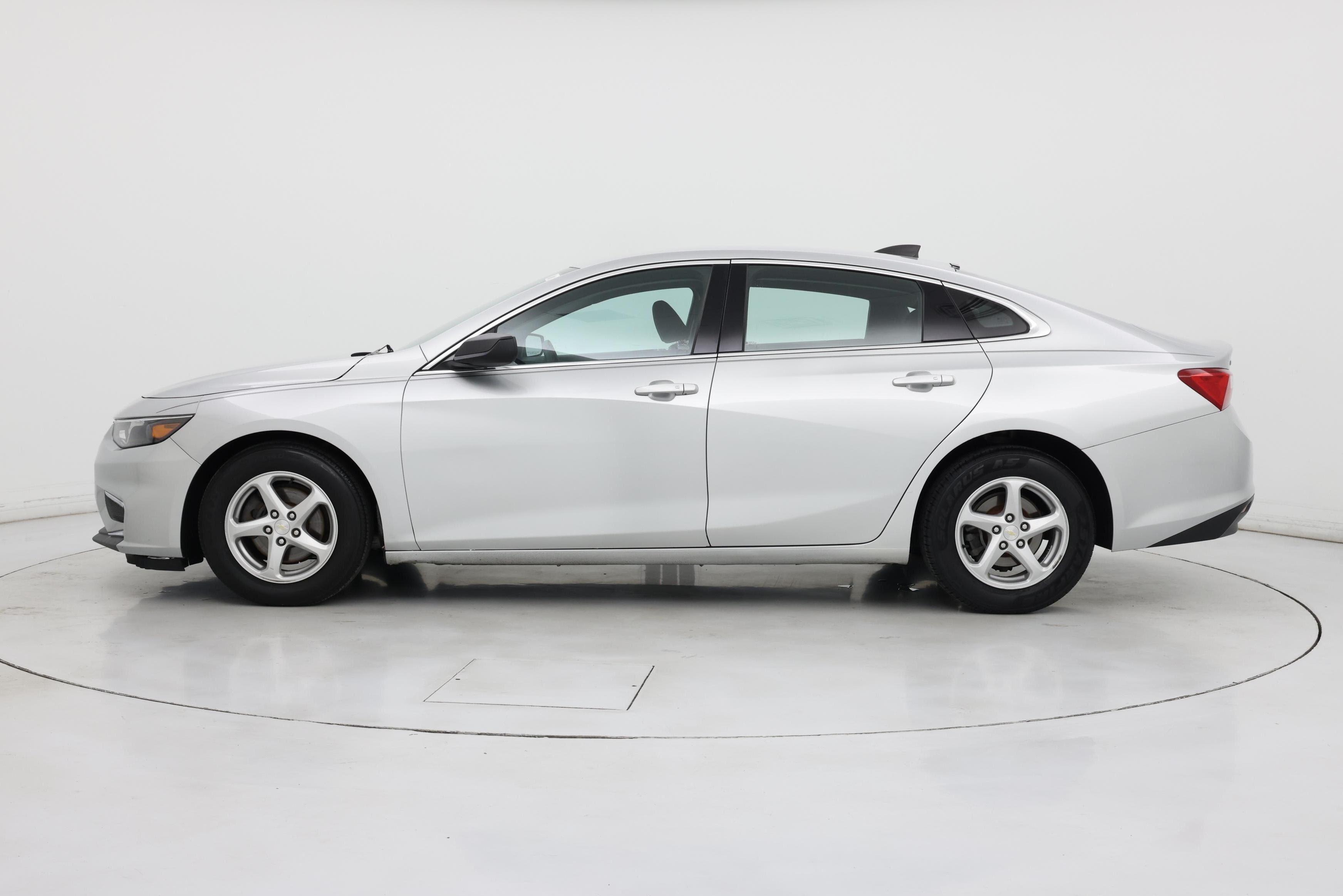 Thumbnail: 2018 Chevrolet Malibu - 3