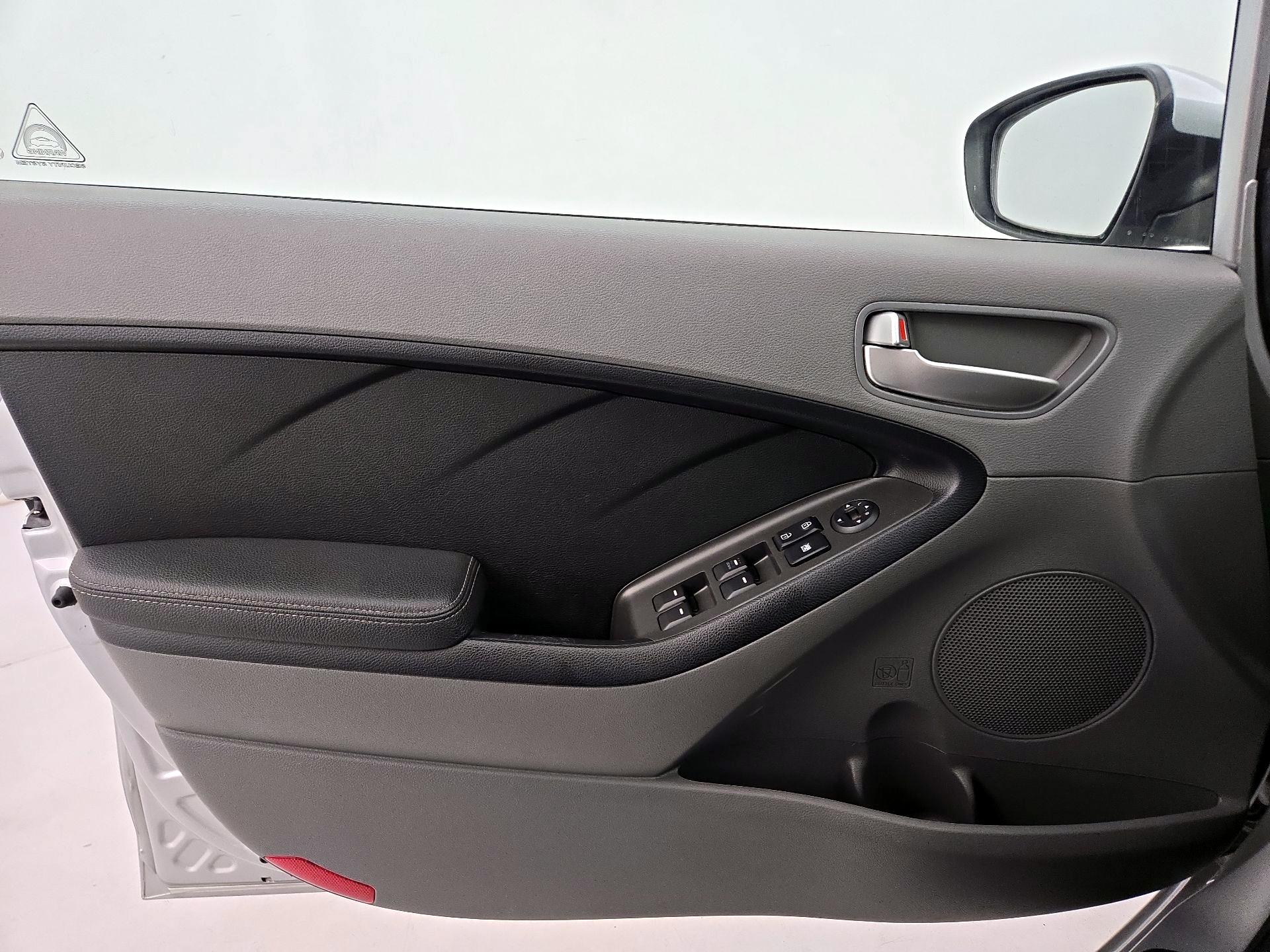 Thumbnail: 2017 Kia Forte - 12