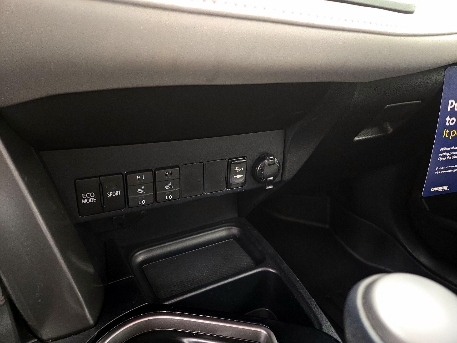 Thumbnail: 2016 Toyota RAV4 - 18