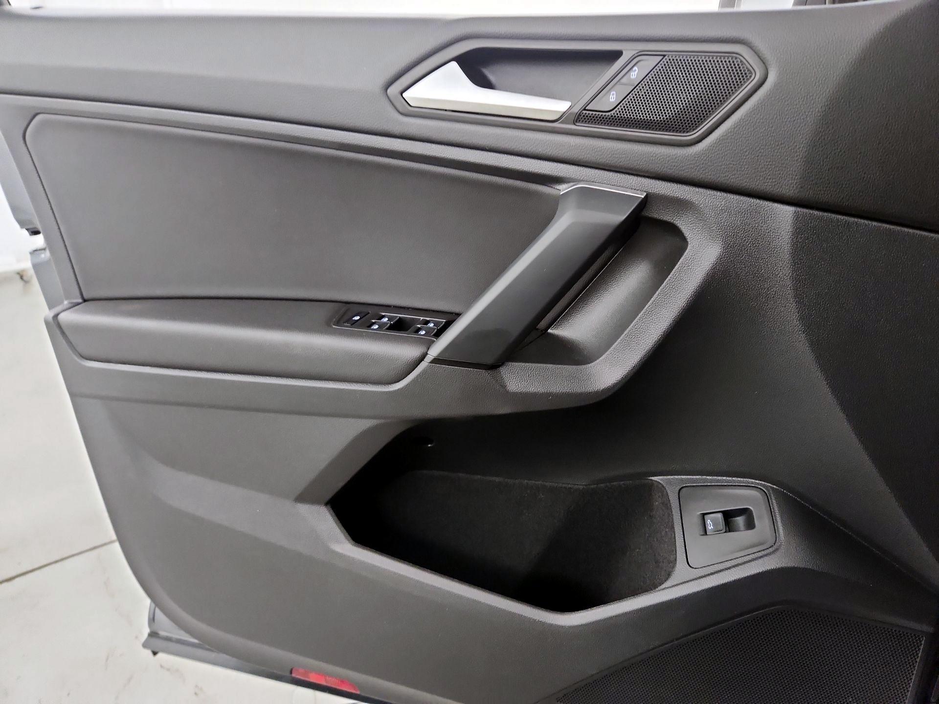 Thumbnail: 2019 Volkswagen Tiguan - 12