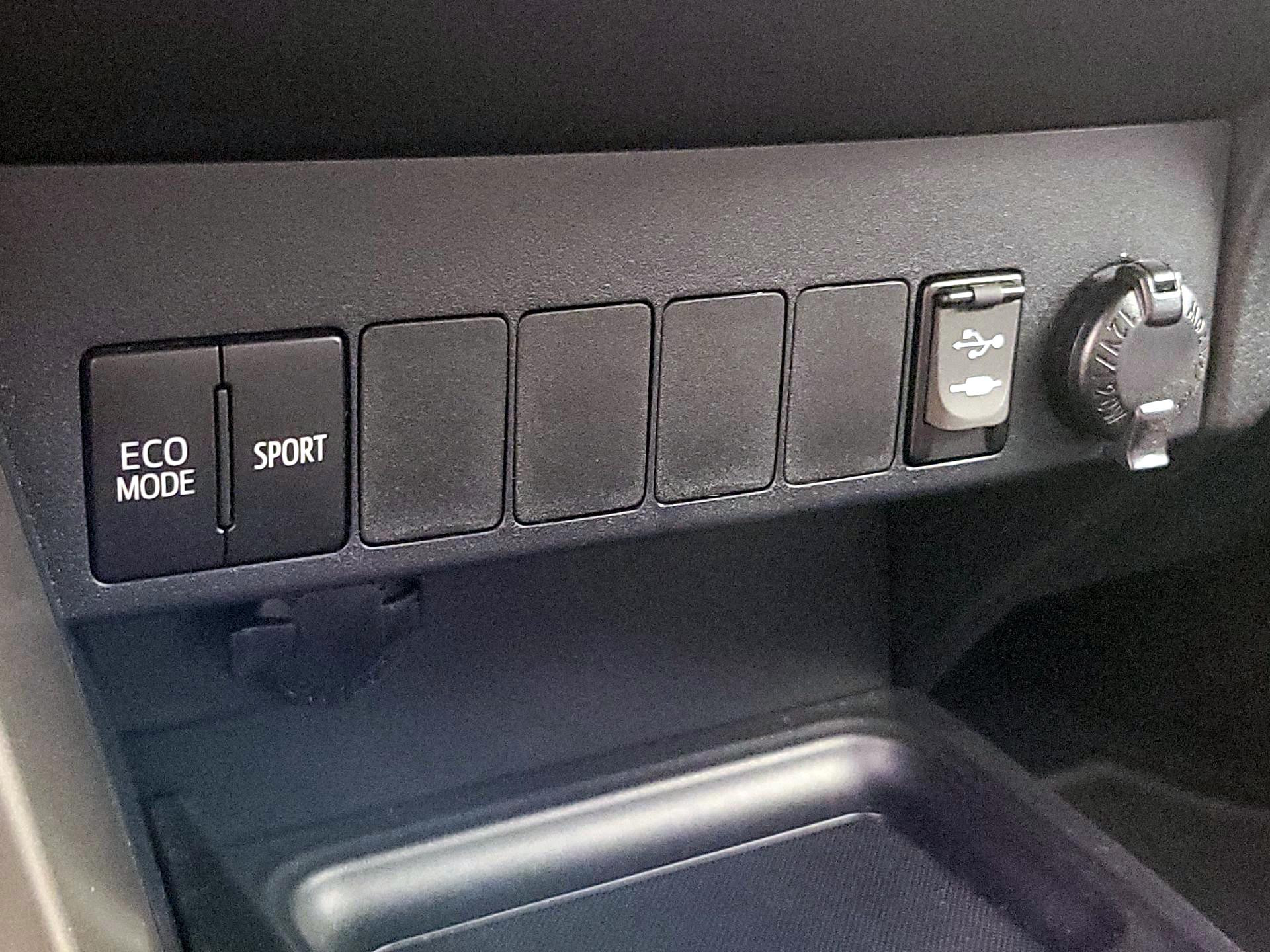 Thumbnail: 2015 Toyota RAV4 - 18